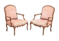 Coppia di poltrone in noce stile Luigi XV della Melrose House di Rose Tarlow