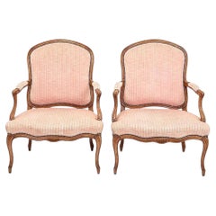 Coppia di poltrone in noce stile Luigi XV della Melrose House di Rose Tarlow