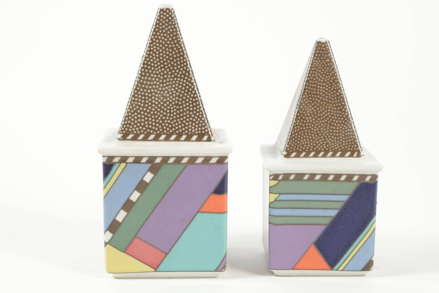 Pair of Rosenthal salt and pepper shakers for Studio Line, Germany, 1980
Salière: H 13cm, L 6cm, P 6cm
Poivrière: H 12cm, L 5cm, P 5cm.
 