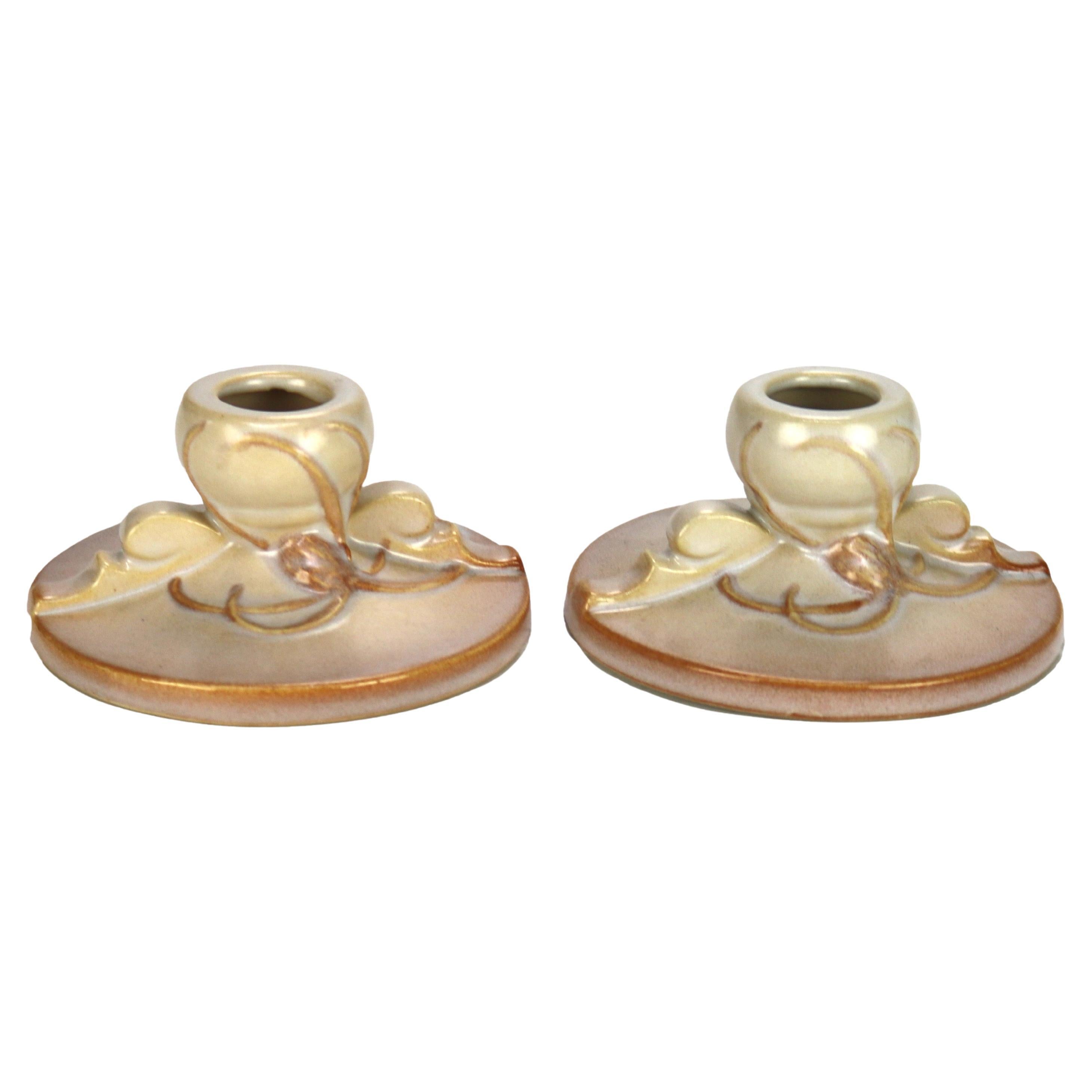 Paar Roseville Art Pottery Kerzenhalter mit Teasel-Muster Mitte 20.