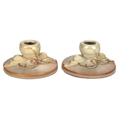 Paar Roseville Art Pottery Kerzenhalter mit Teasel-Muster Mitte 20.