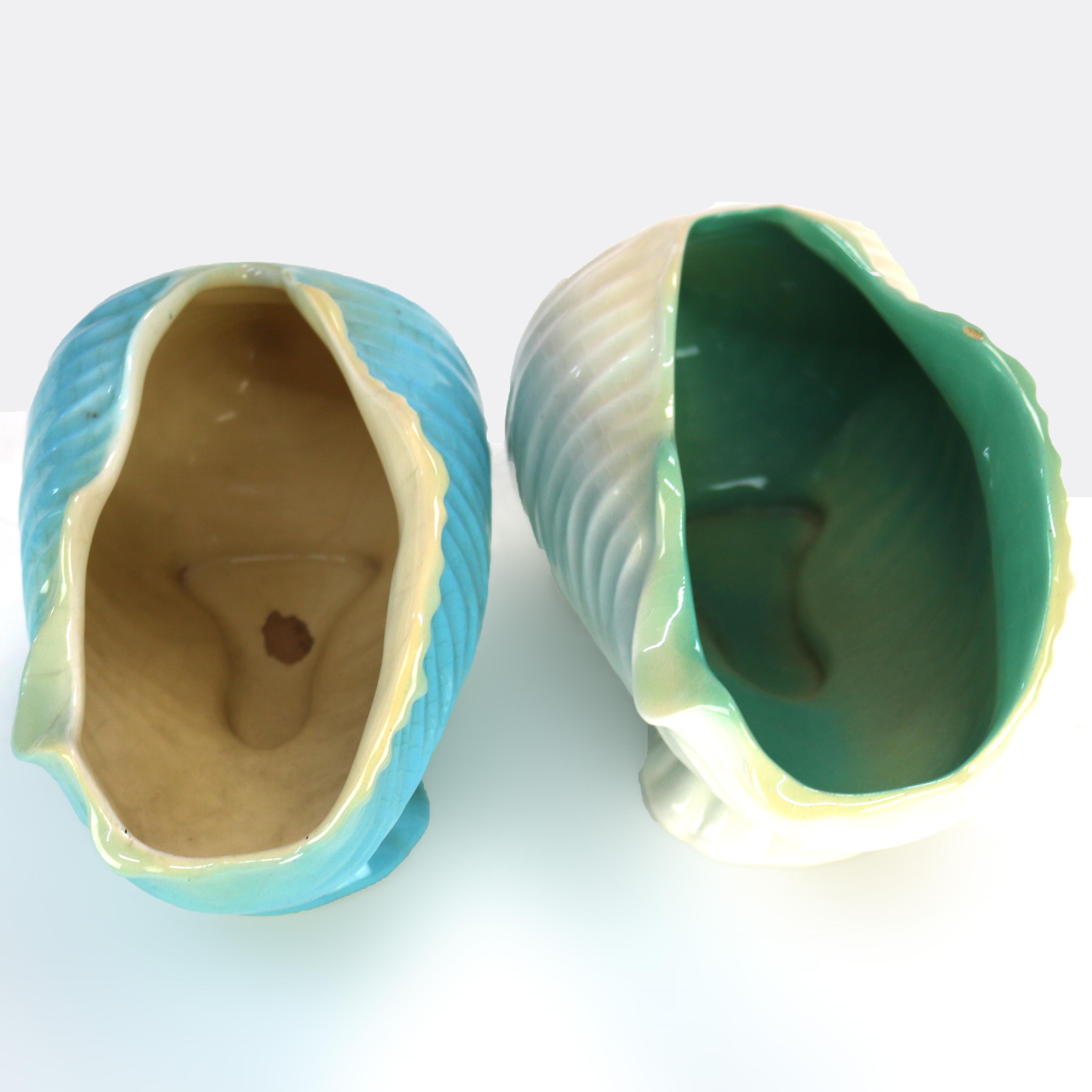 Coppia di Roseville Art Pottery conchiglie smaltate della metà del XX secolo in vendita 6