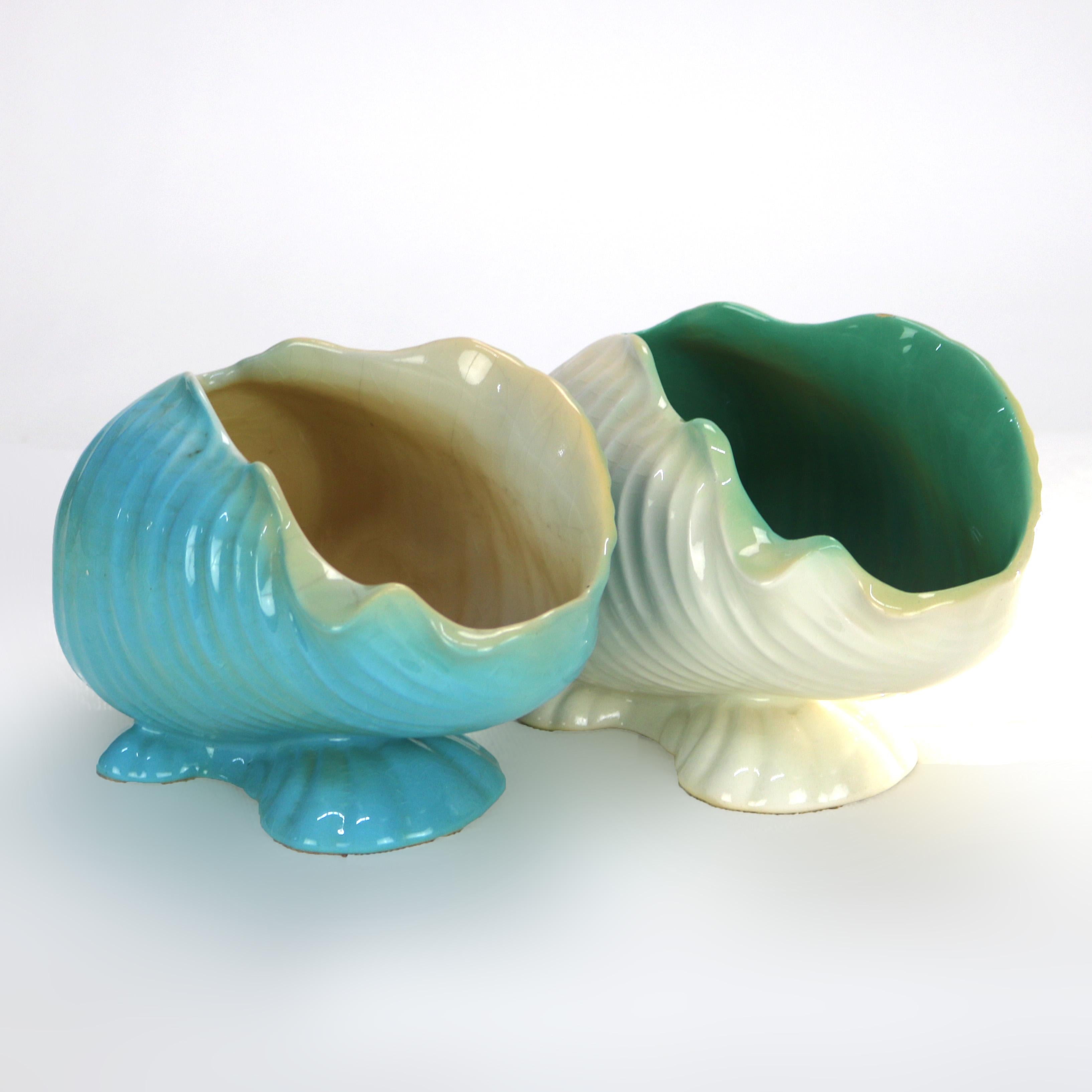 Coppia di Roseville Art Pottery conchiglie smaltate della metà del XX secolo

Misure: 5 