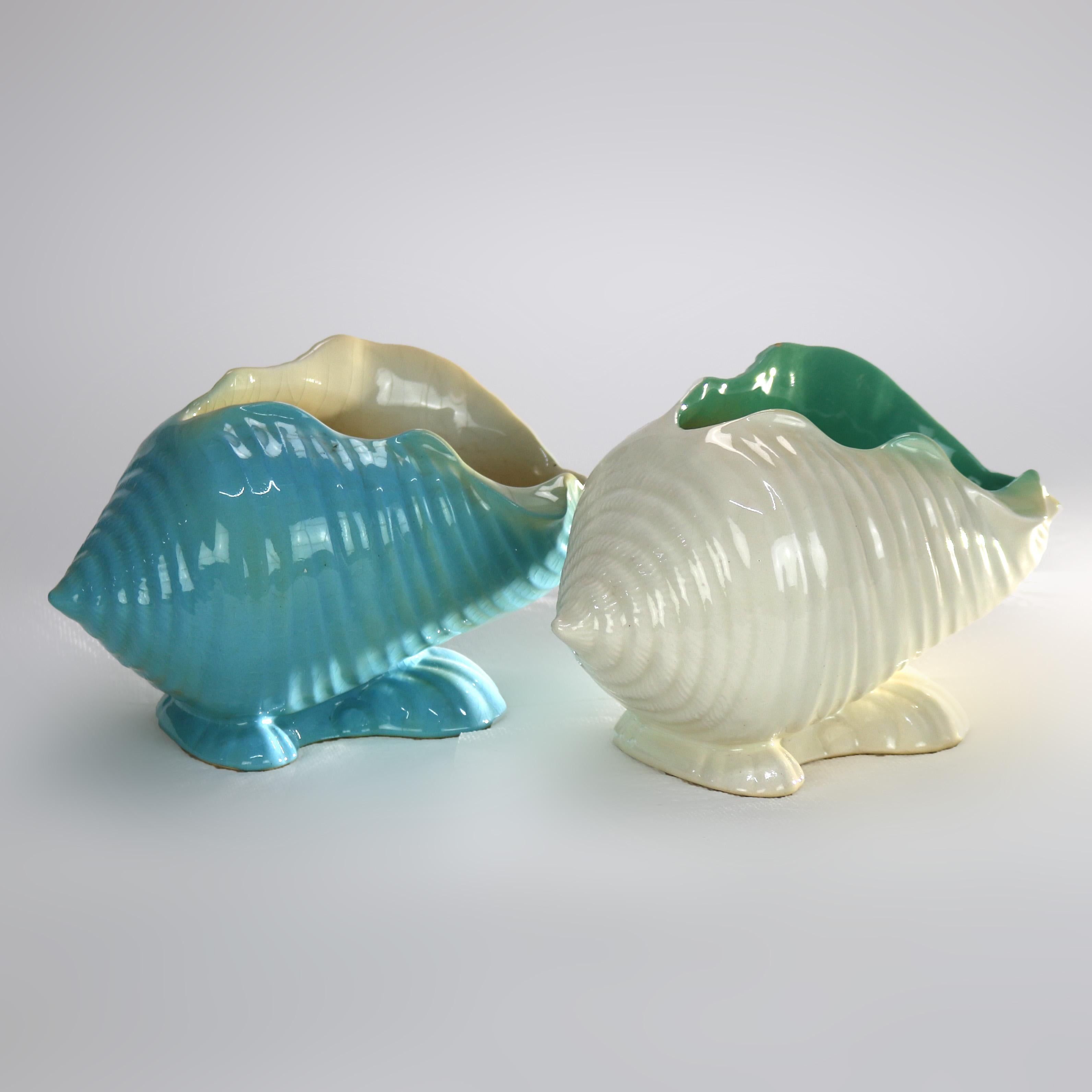 Coppia di Roseville Art Pottery conchiglie smaltate della metà del XX secolo In condizioni buone in vendita a Big Flats, NY