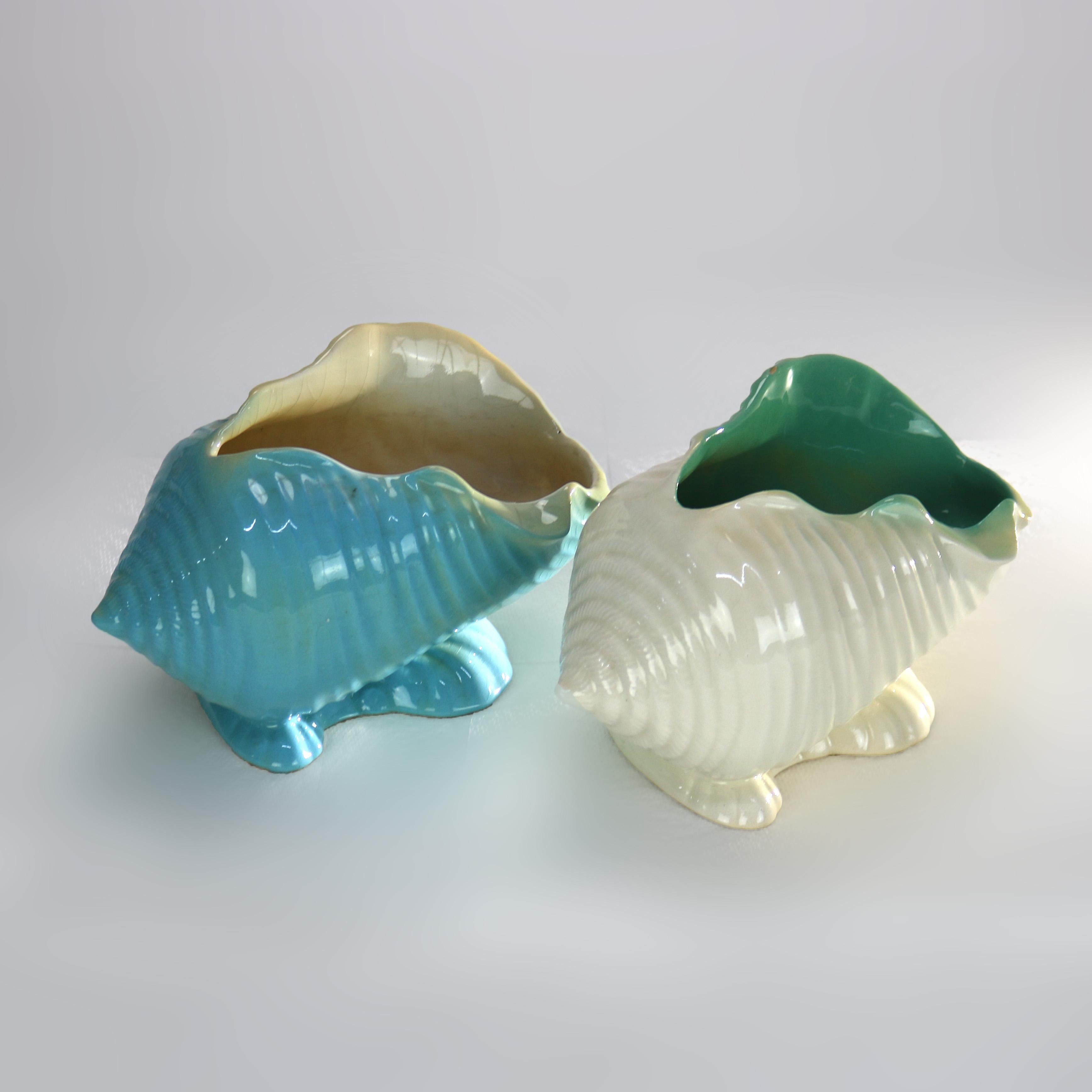 Terracotta Coppia di Roseville Art Pottery conchiglie smaltate della metà del XX secolo in vendita