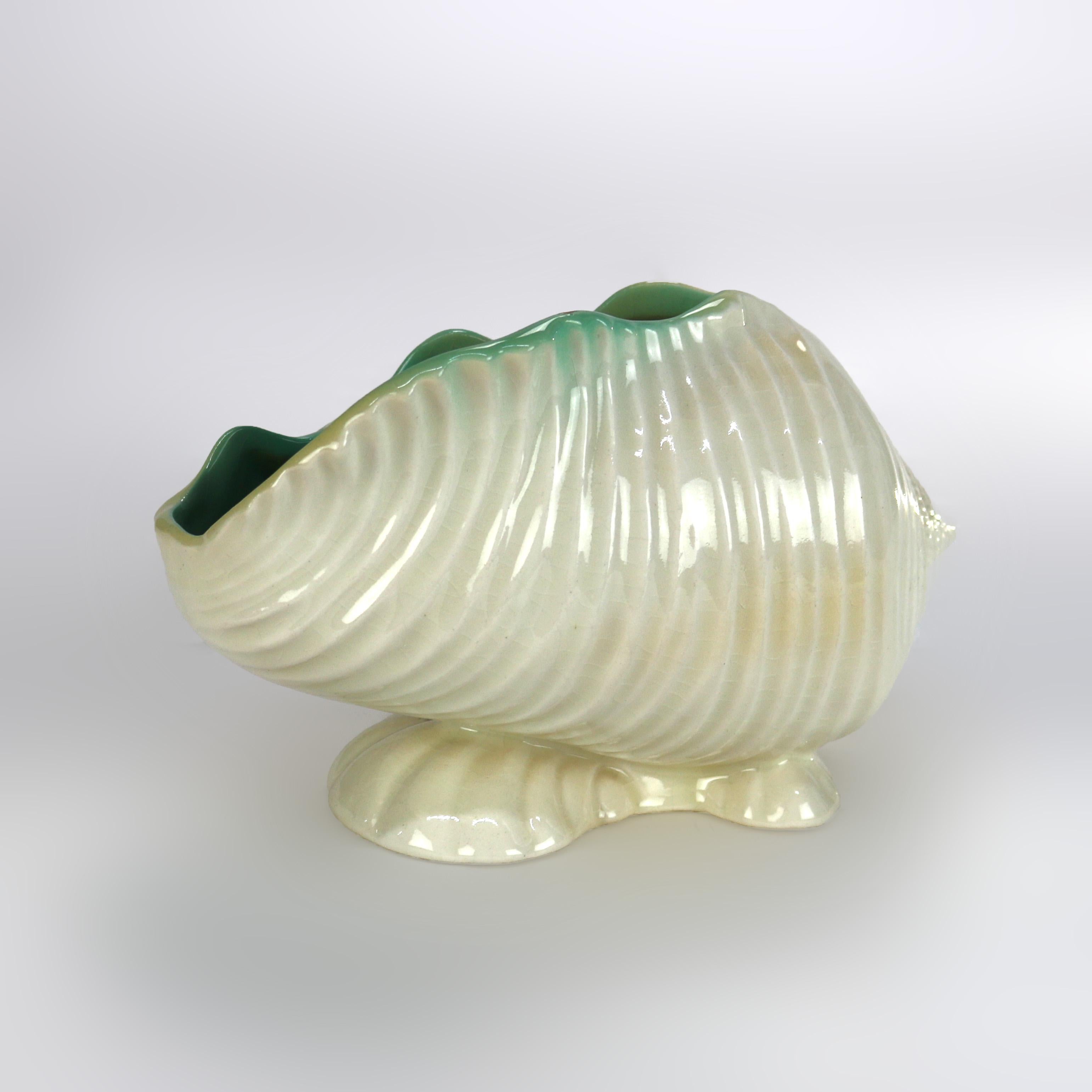 Coppia di Roseville Art Pottery conchiglie smaltate della metà del XX secolo in vendita 4