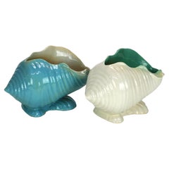 Coppia di Roseville Art Pottery conchiglie smaltate della metà del XX secolo