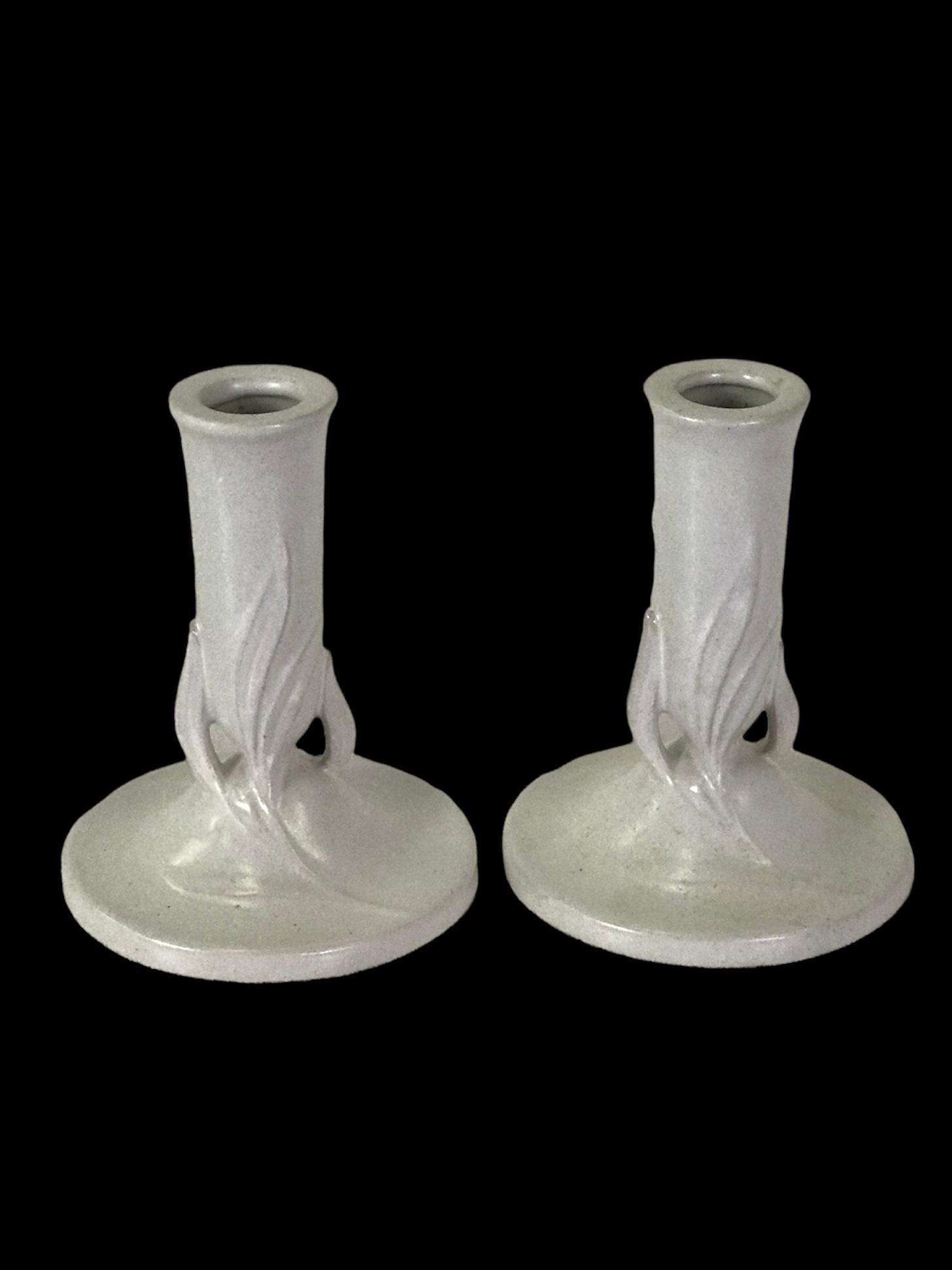 Paar weiße IVORY-Kerzenleuchter von Roseville Pottery aus satiniertem Satin #1122-5 (Arts and Crafts) im Angebot