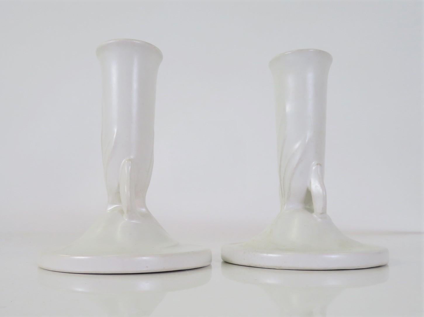 Paar weiße IVORY-Kerzenleuchter von Roseville Pottery aus satiniertem Satin #1122-5 (amerikanisch) im Angebot