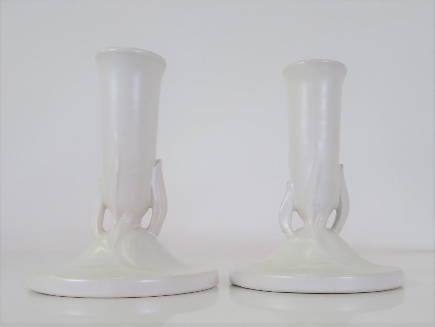 Paar weiße IVORY-Kerzenleuchter von Roseville Pottery aus satiniertem Satin #1122-5 im Zustand „Gut“ im Angebot in Miami, FL