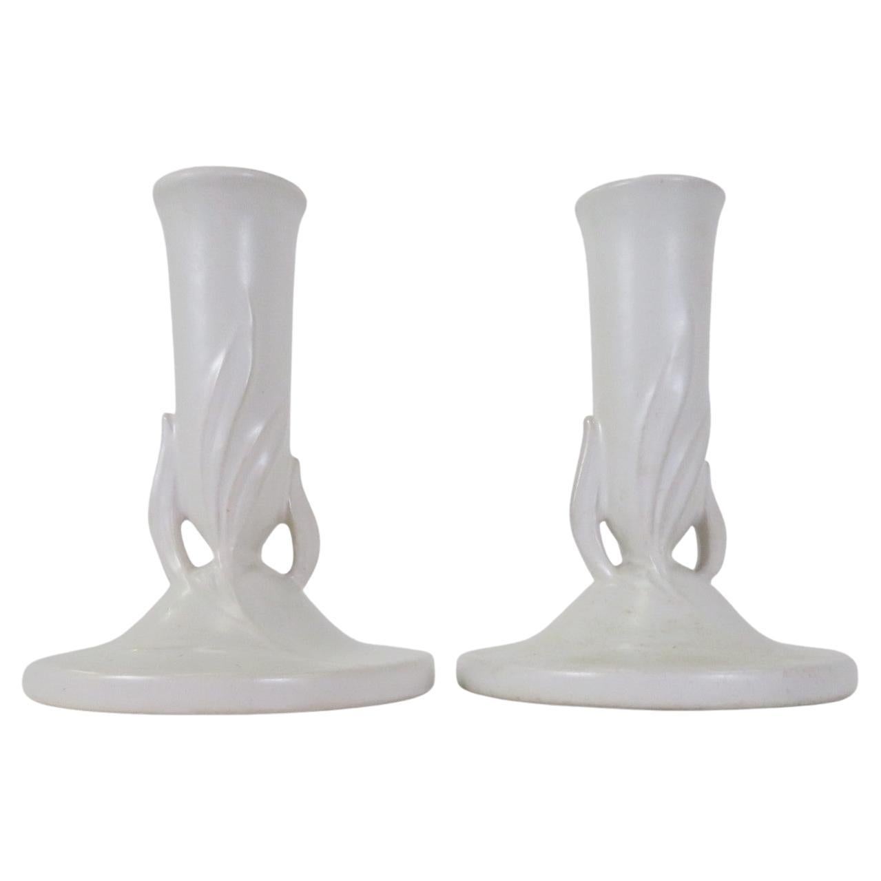 Paar weiße IVORY-Kerzenleuchter von Roseville Pottery aus satiniertem Satin #1122-5 im Angebot
