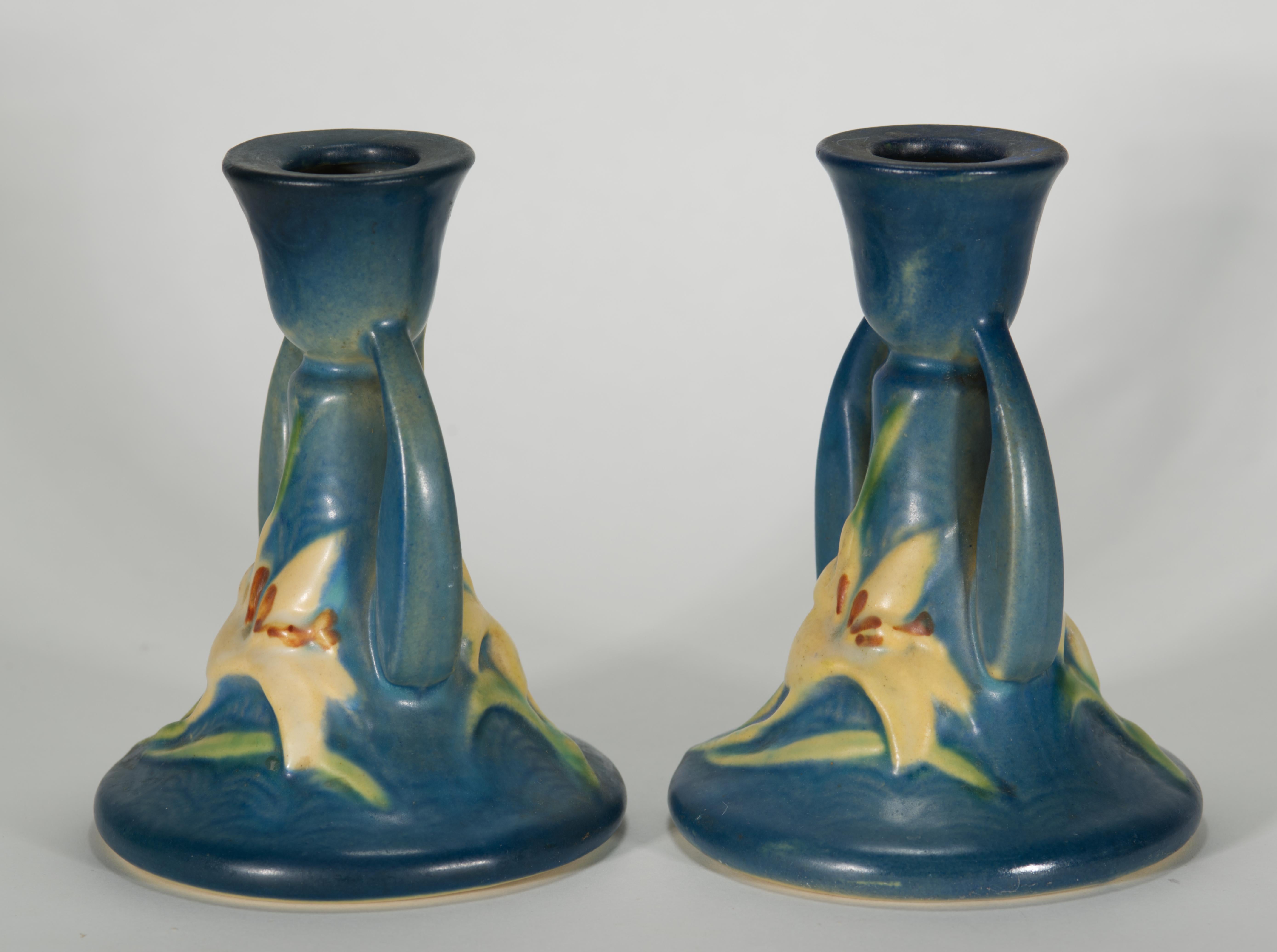 Coppia di portacandele in ceramica Roseville Pottery con motivo Zephyr Lily su sfondo blu e marchiati 