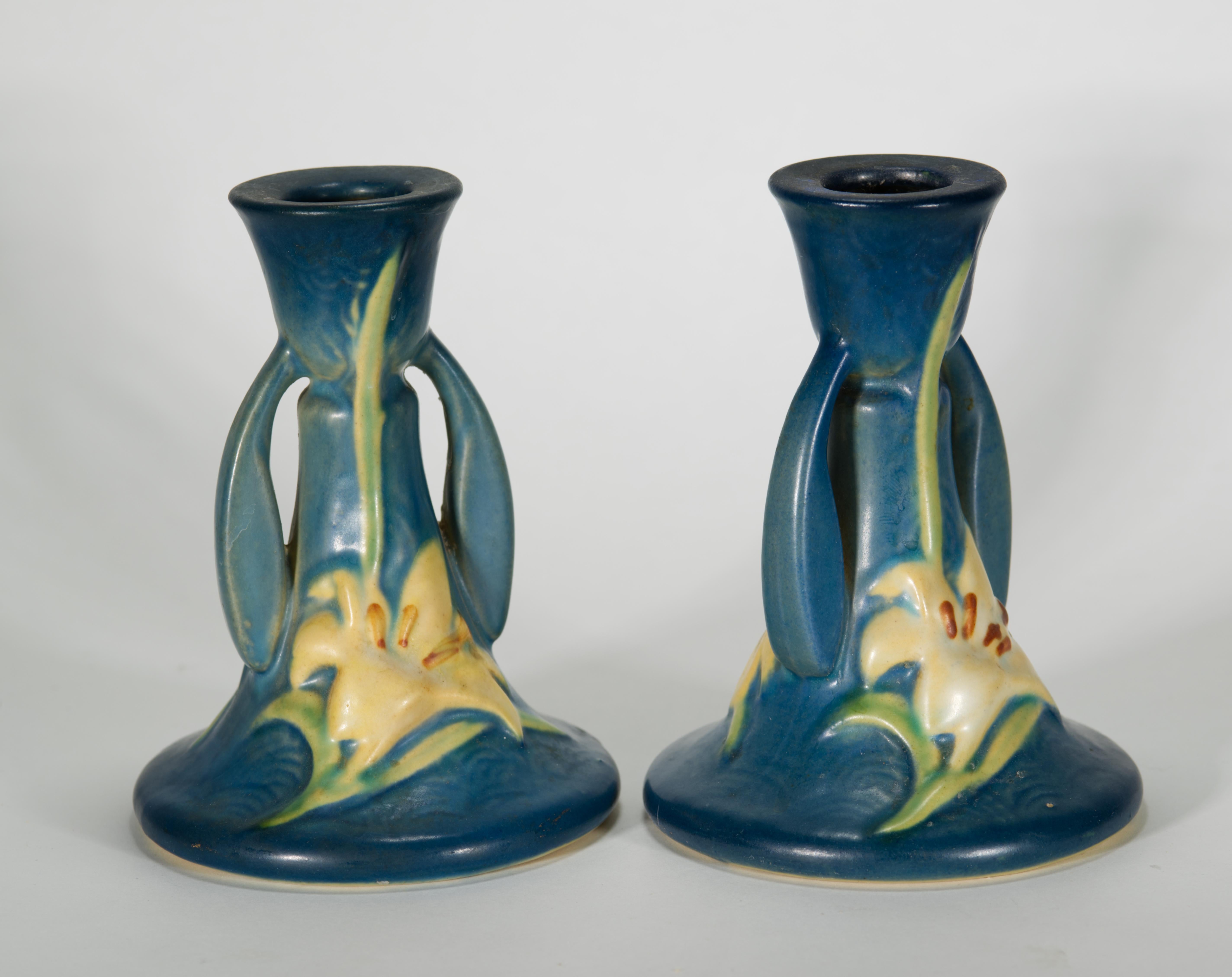 Classico americano Coppia di portacandele Zephir Lily di Roseville in blu Bermuda, 1946 in vendita