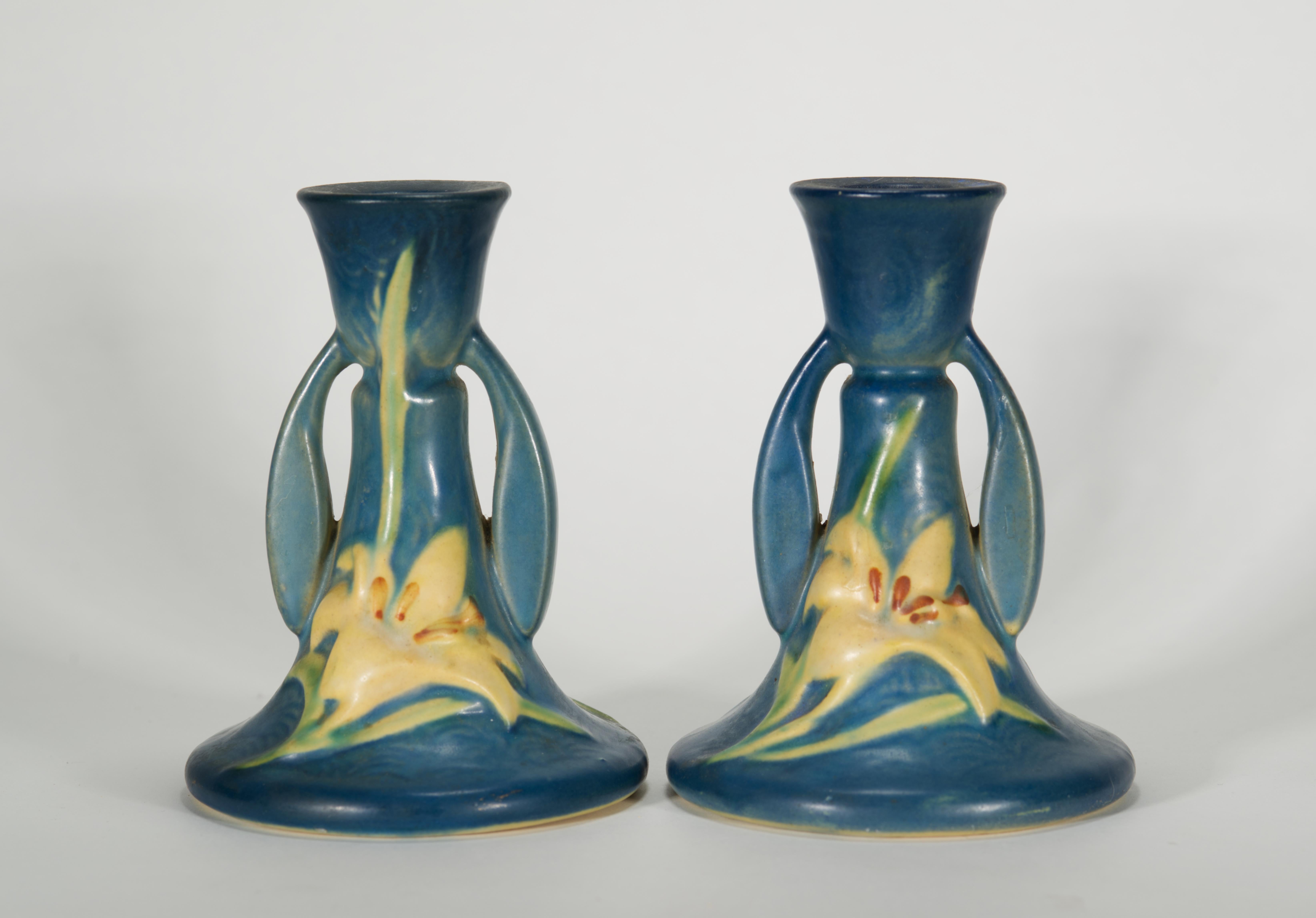 Americano Coppia di portacandele Zephir Lily di Roseville in blu Bermuda, 1946 in vendita