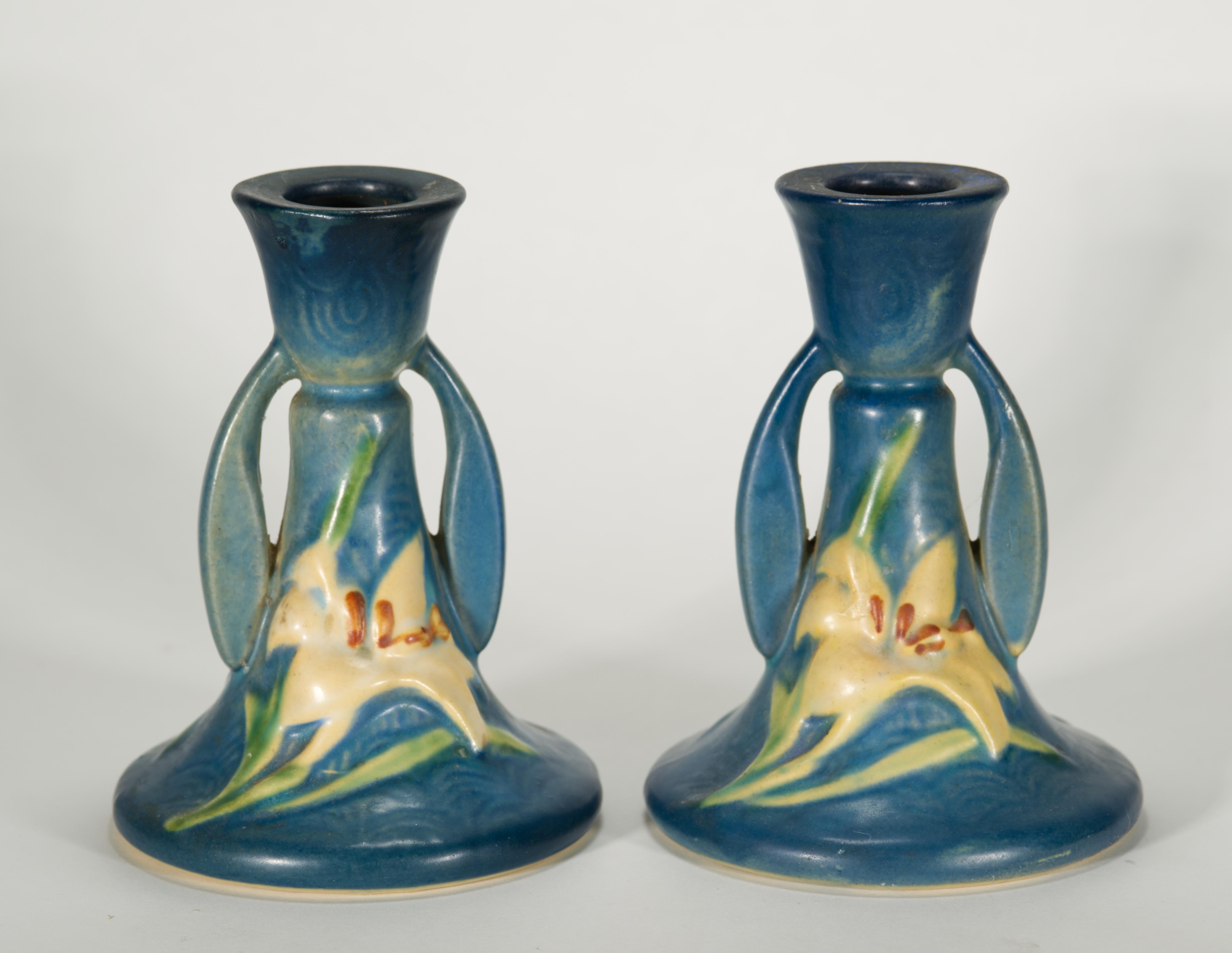 Dipinto a mano Coppia di portacandele Zephir Lily di Roseville in blu Bermuda, 1946 in vendita
