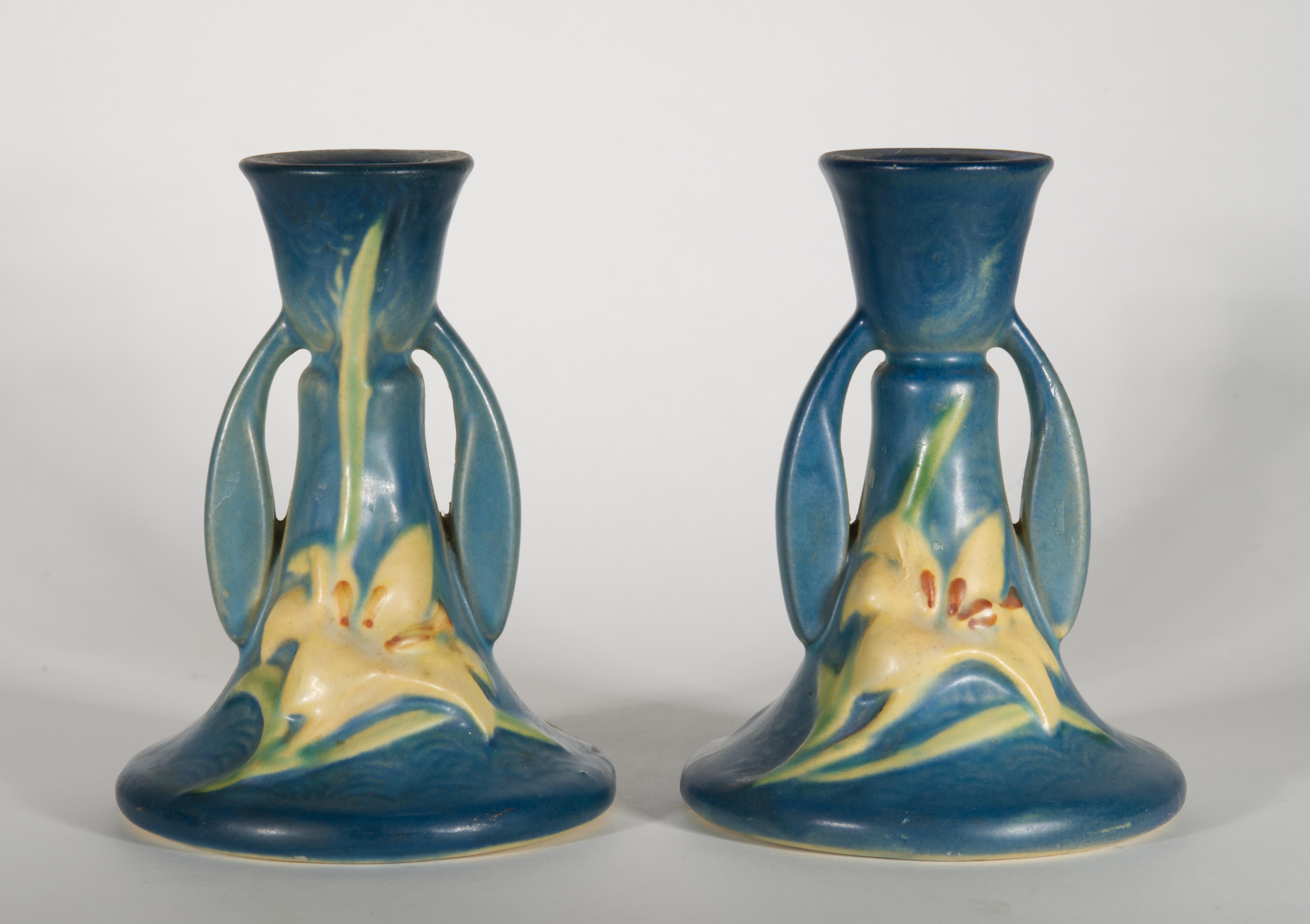 Metà XX secolo Coppia di portacandele Zephir Lily di Roseville in blu Bermuda, 1946 in vendita