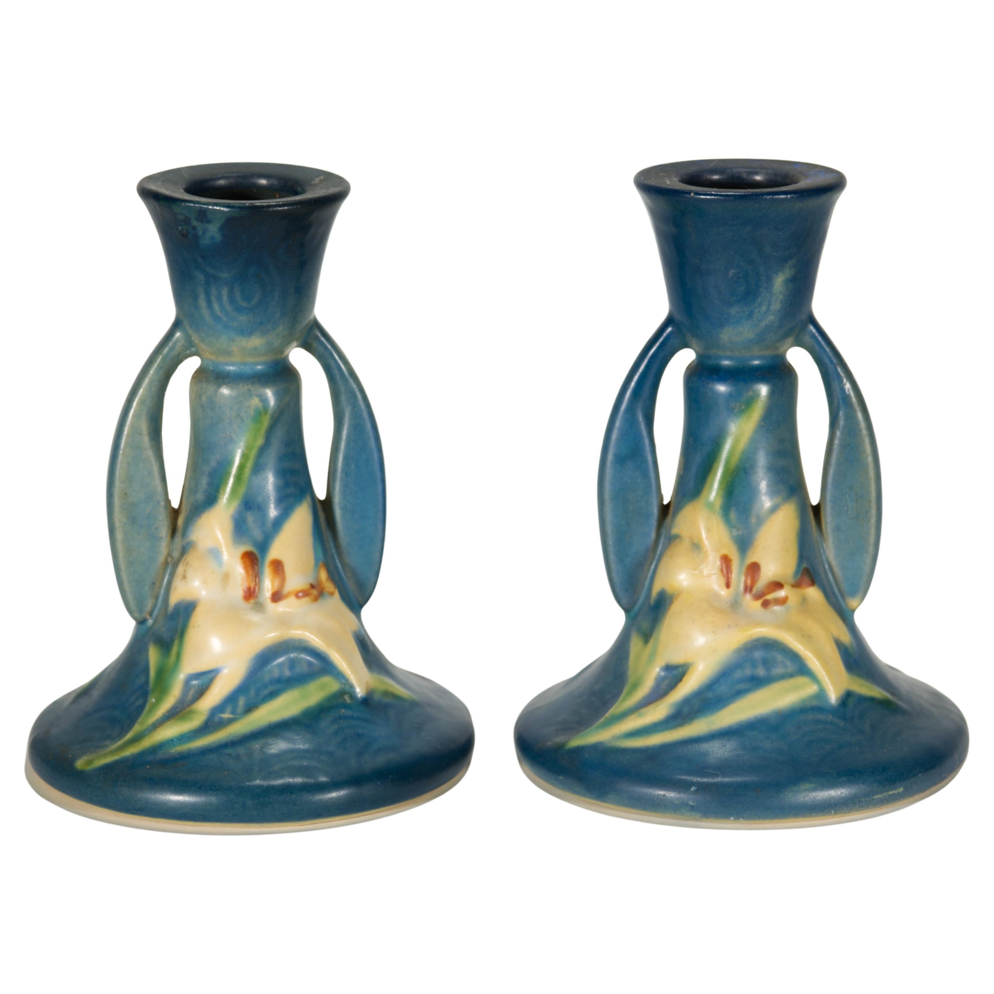 Coppia di portacandele Zephir Lily di Roseville in blu Bermuda, 1946 in vendita