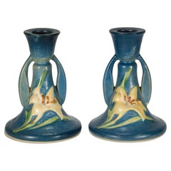 Pareja de portavelas Roseville Zephir Lily en azul Bermuda, 1946