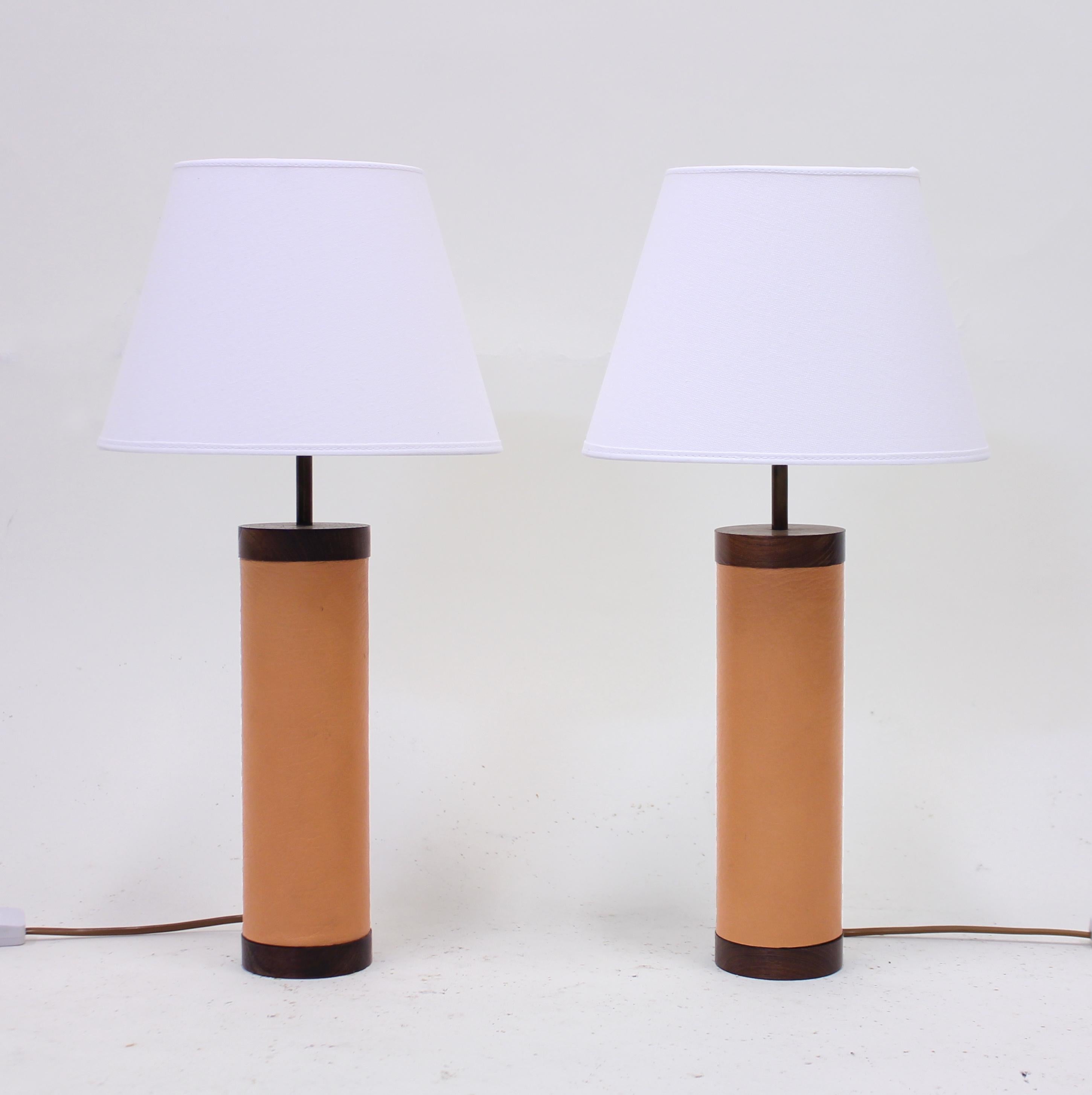 Scandinave moderne Paire de lampes de bureau en bois de rose et cuir, attribuées à Bergboms, années 1960 en vente
