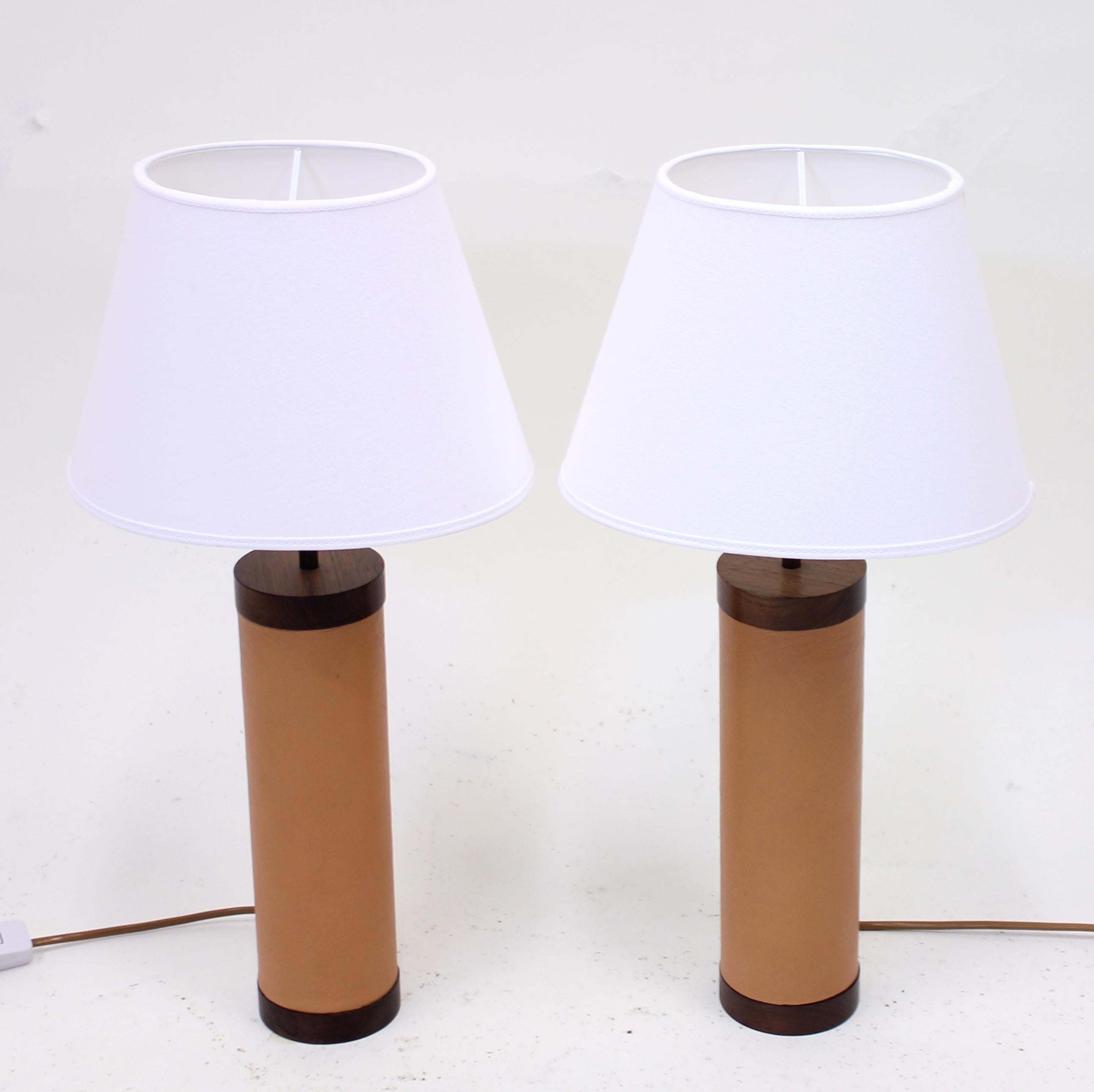 Suédois Paire de lampes de bureau en bois de rose et cuir, attribuées à Bergboms, années 1960 en vente