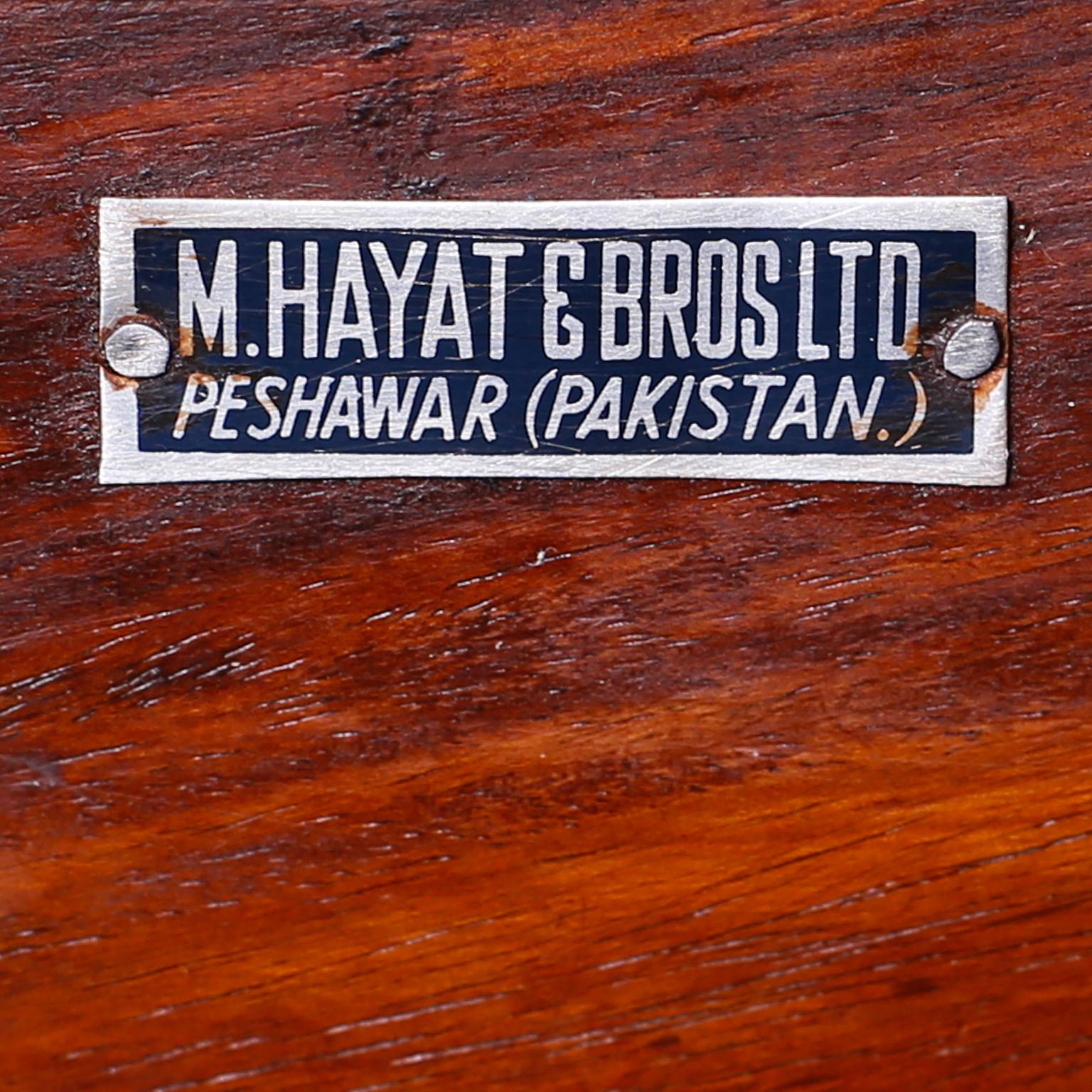 Paire de tables de nuit ou de coffres de campagne en palissandre anglo-indien par M.Hayat & Bros en vente 3