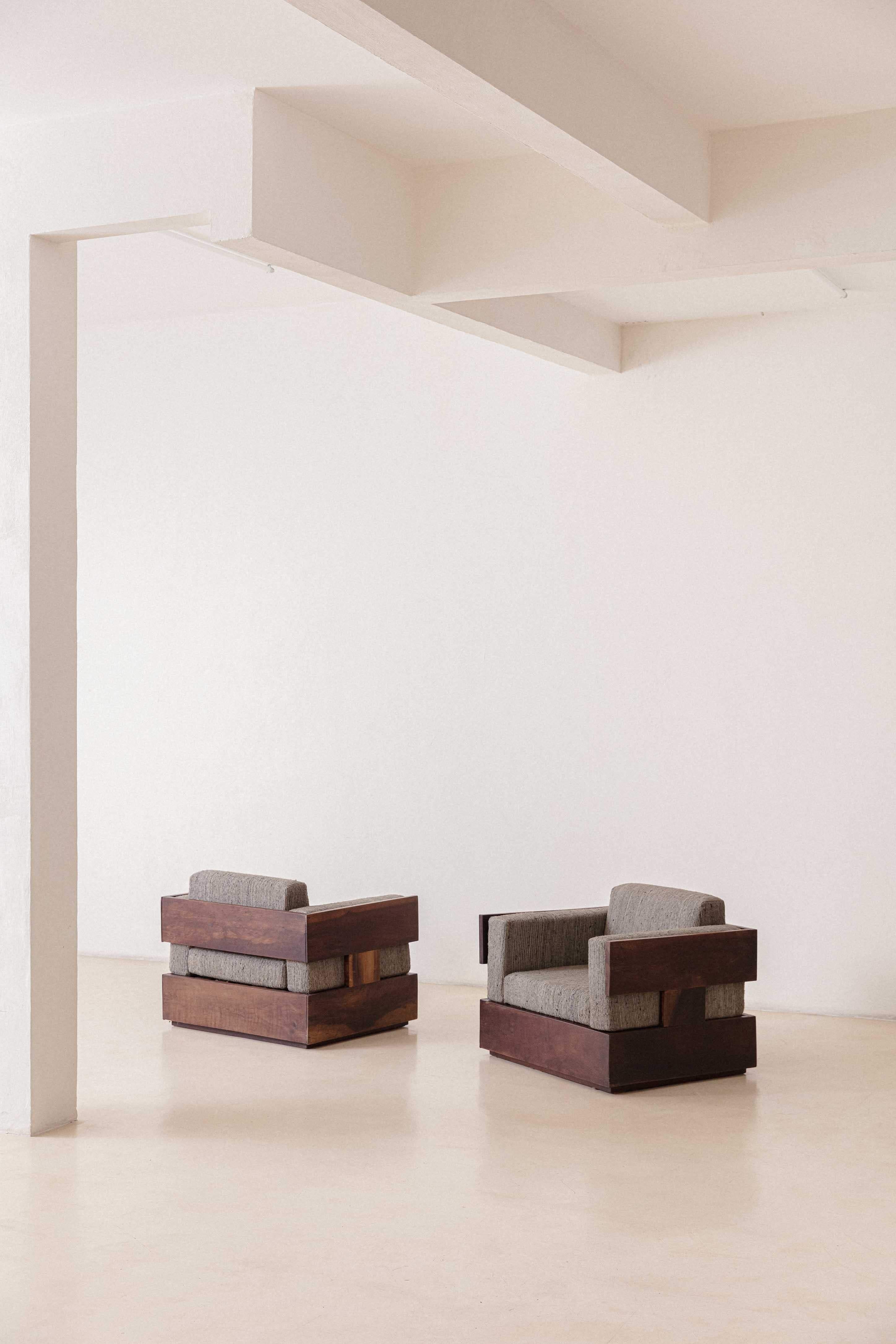 La société brésilienne Celina Decorações, basée à Rio de Janeiro, a signé dans les années 1960 l'une des lignes les plus modernes du mobilier brésilien.
Ces fauteuils en bois de rose ont des coussins détachés, une menace généralisée adoptée par