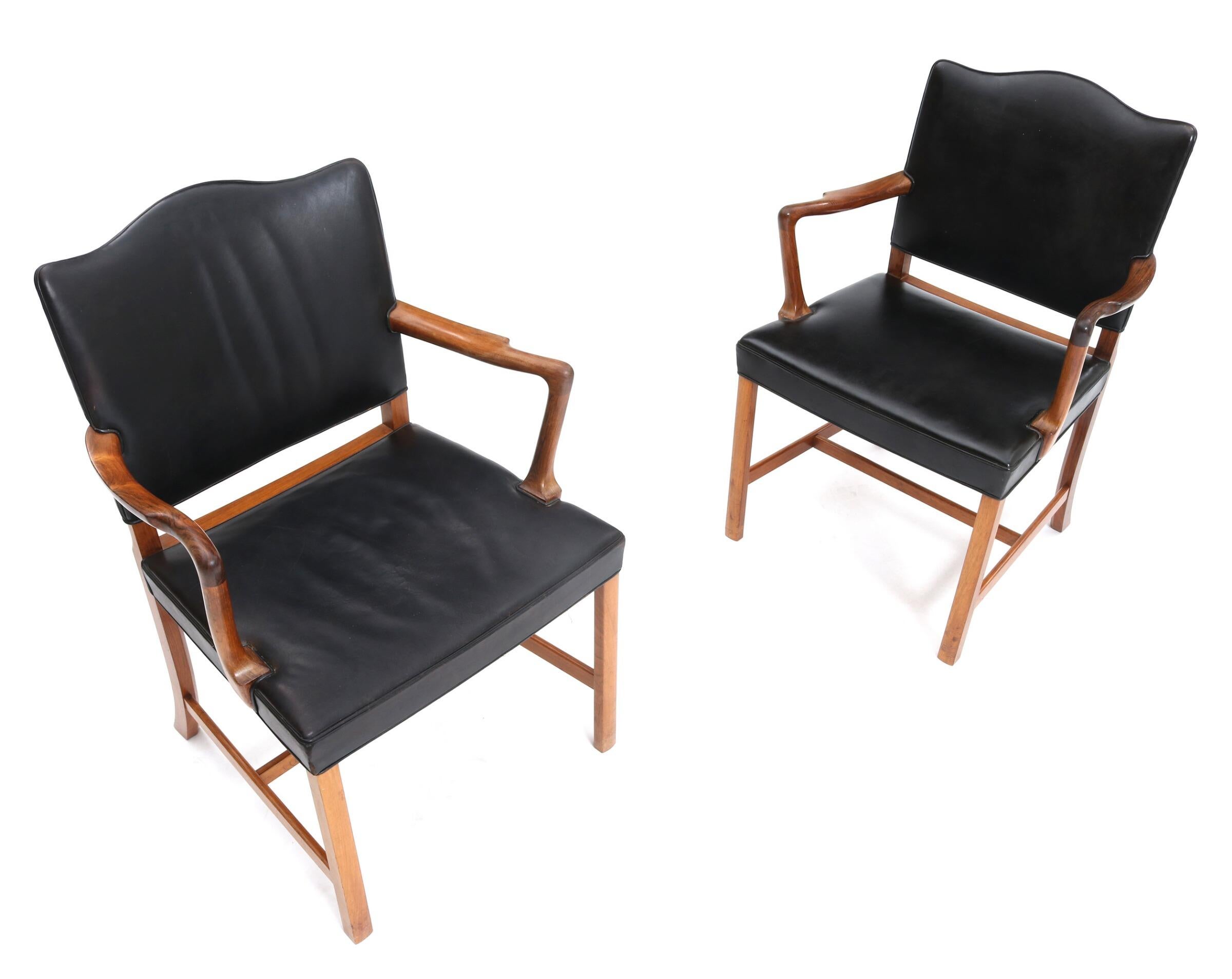 Scandinave moderne Paire de fauteuils en bois de rose d'Ole Wanscher garnis de cuir noir en vente