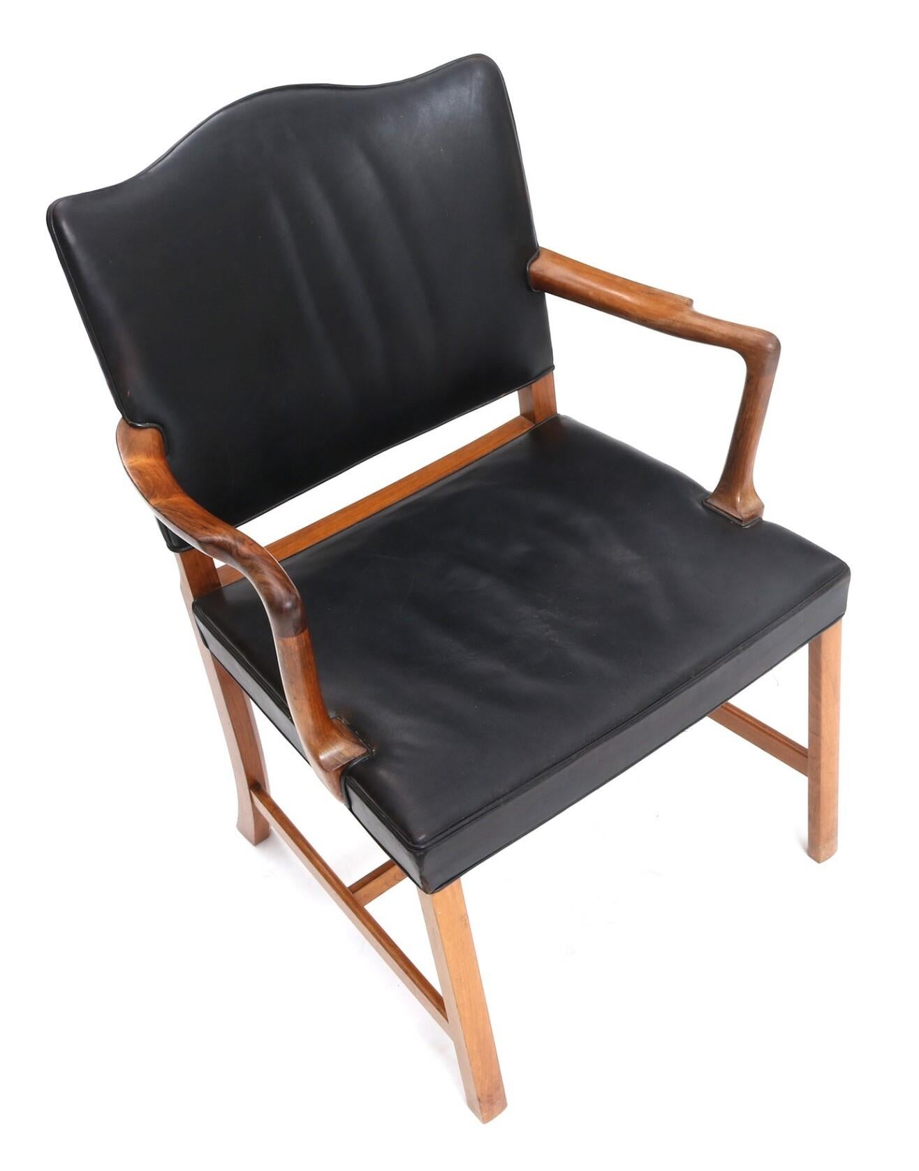 Européen Paire de fauteuils en bois de rose d'Ole Wanscher garnis de cuir noir en vente