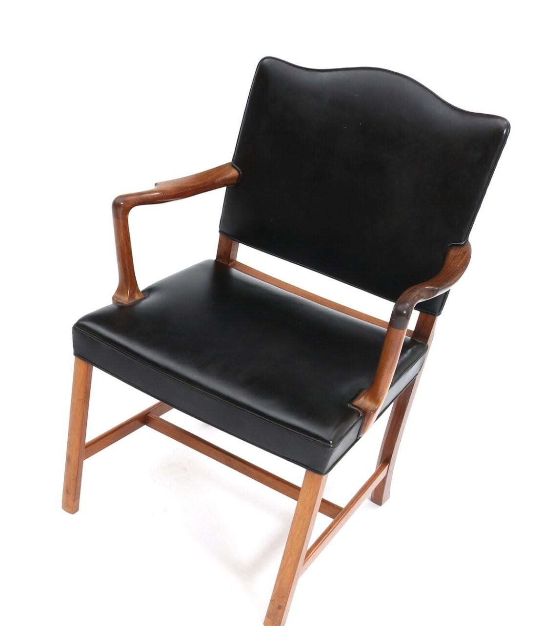 Paire de fauteuils en bois de rose d'Ole Wanscher garnis de cuir noir Bon état - En vente à London, GB