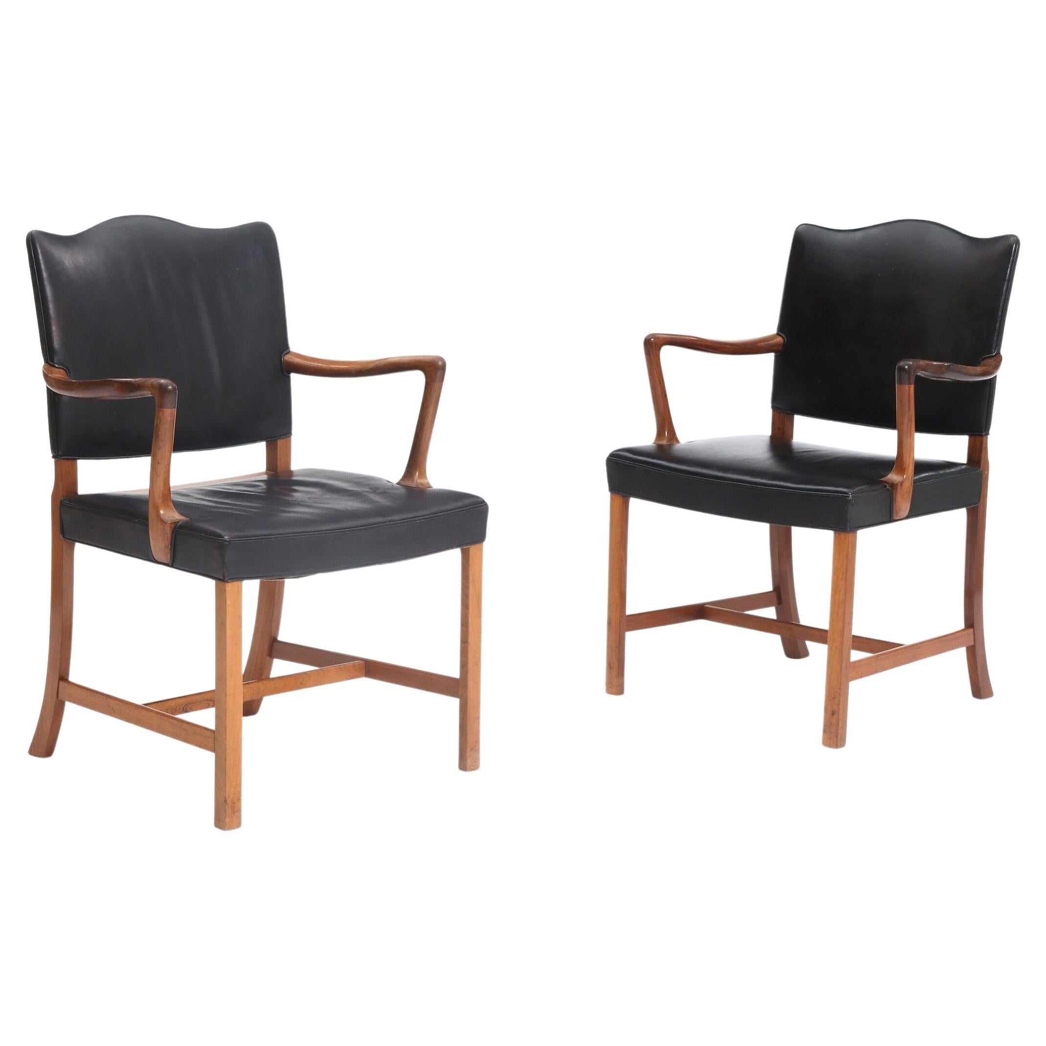 Paire de fauteuils en bois de rose d'Ole Wanscher garnis de cuir noir