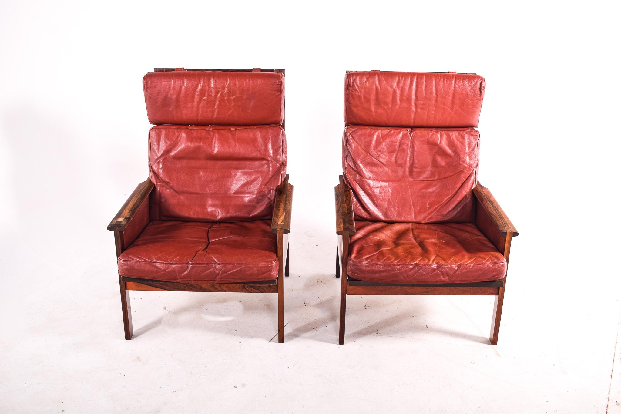 Pair of armchairs in rosewood with high back, from Denmark, 1960s. Designed by Illum Wikkelso for Niels Eilersen. Very conformable and in excellent condition. Upholstery in leather. A high back version of the Capella chair. Features a compact