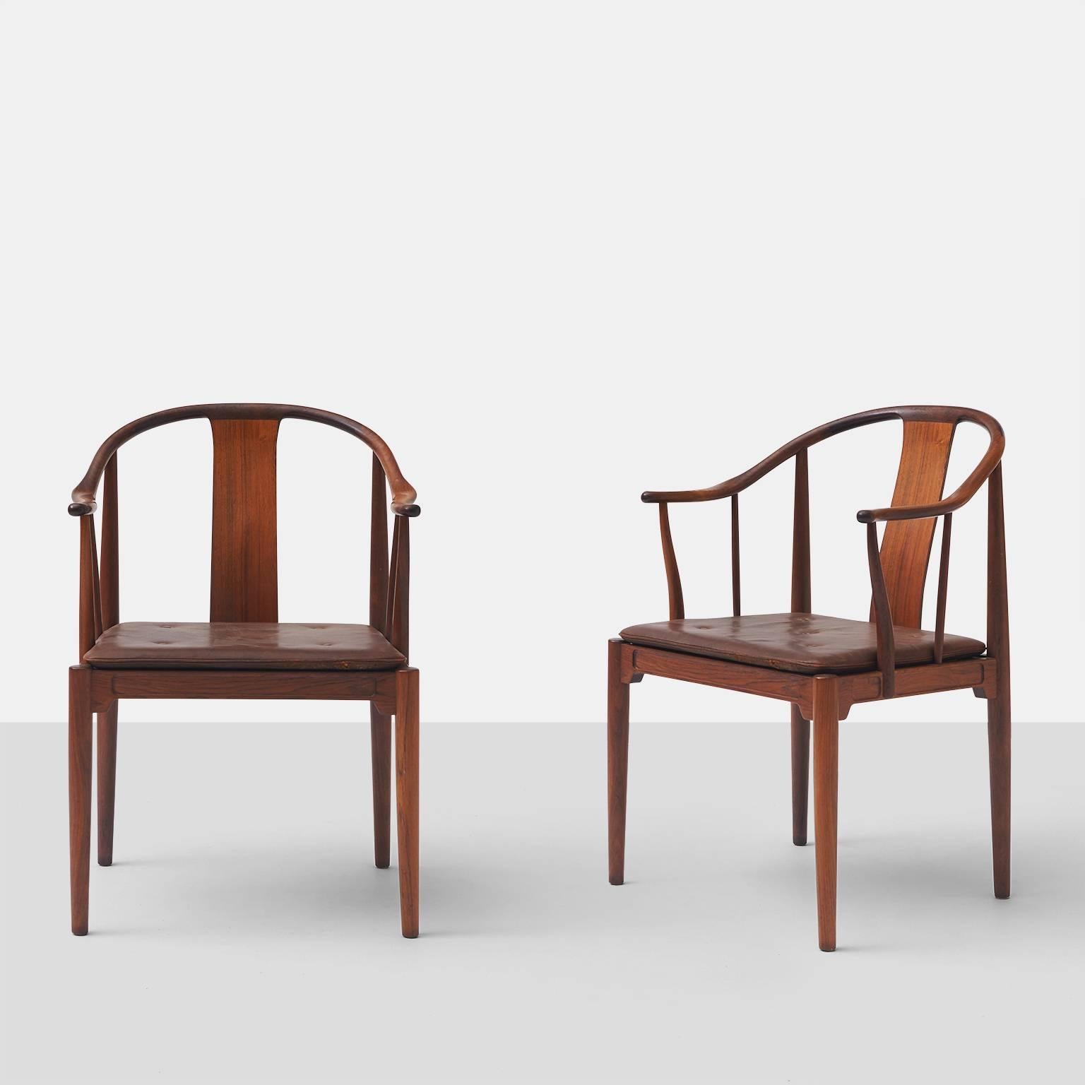 Pair of rosewood “China” chairs by Hans J Wegner
A pair of lounge chairs in wood with loose seat cushion upholstered in buttoned brown leather. Designed in 1944. Produced by Fritz Hansen. Signs of wear on the leather. Literature: Hans J. Wegner, ‘En