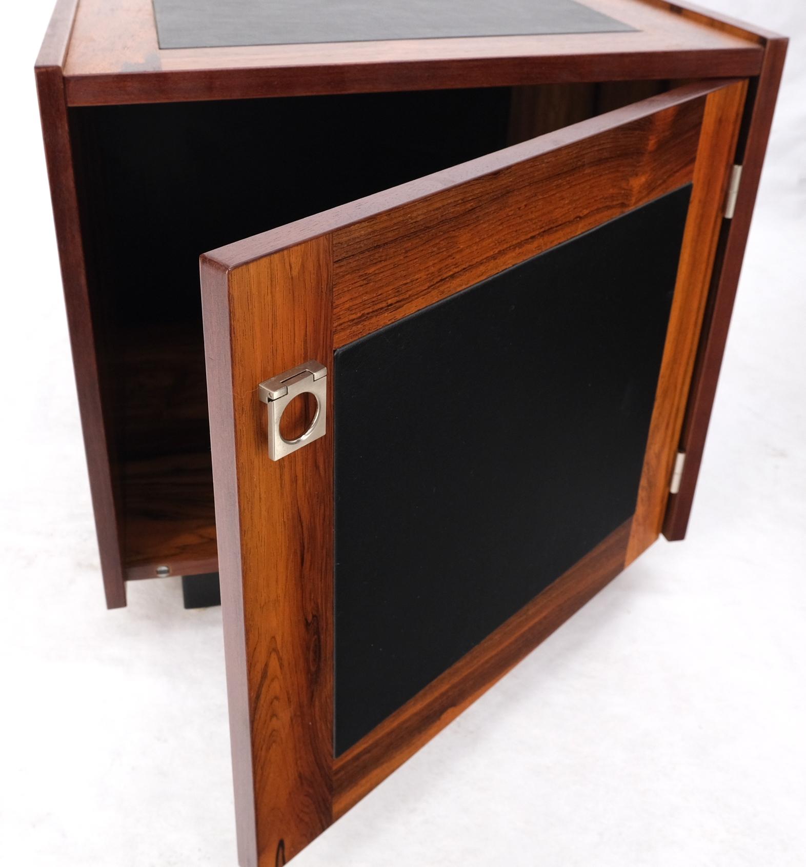 Laqué Paire de tables de nuit à une porte profonde en bois de rose, tables d'appoint ou bouts de bibliothèque MINT en vente