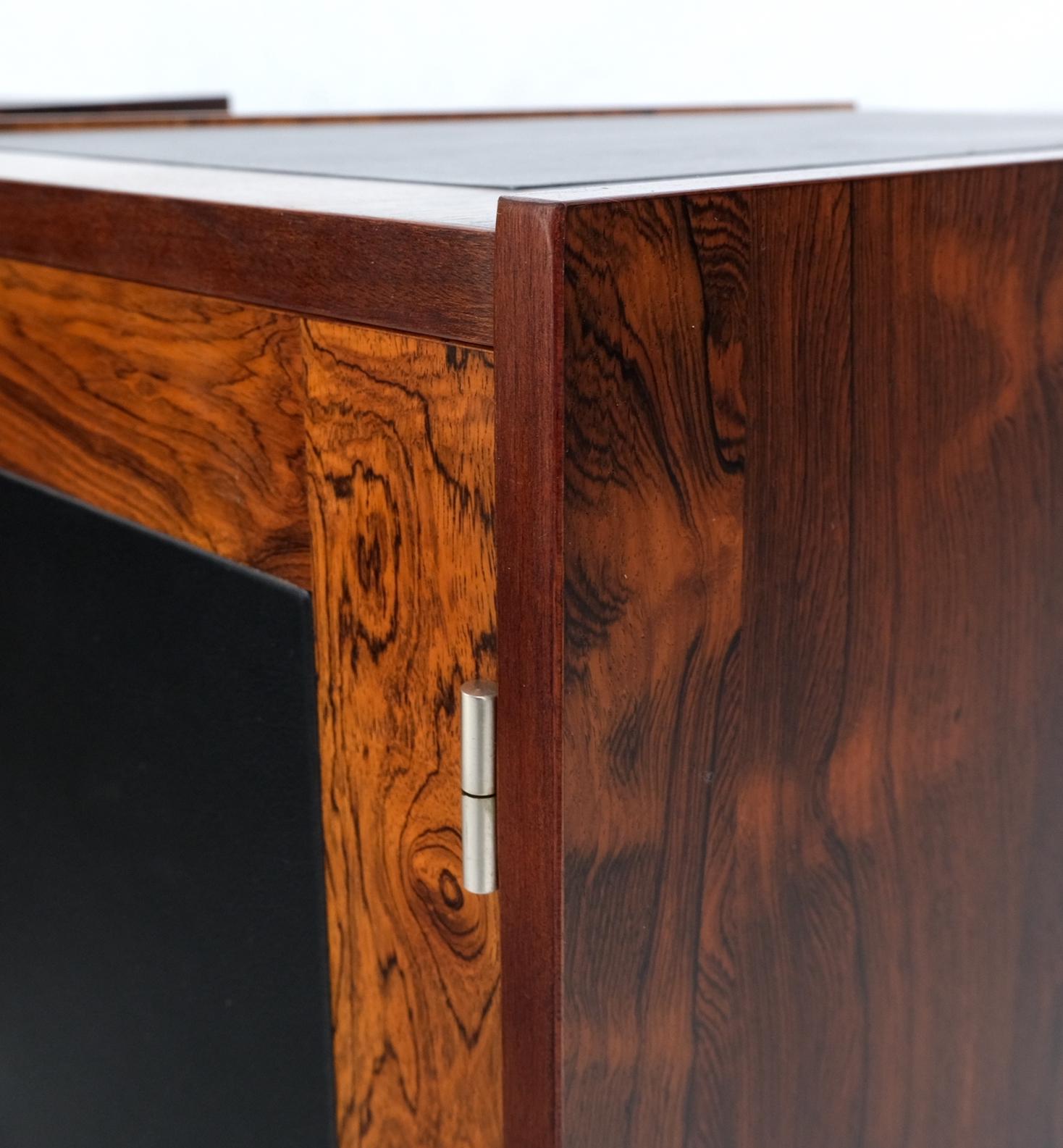 20ième siècle Paire de tables de nuit à une porte profonde en bois de rose, tables d'appoint ou bouts de bibliothèque MINT en vente