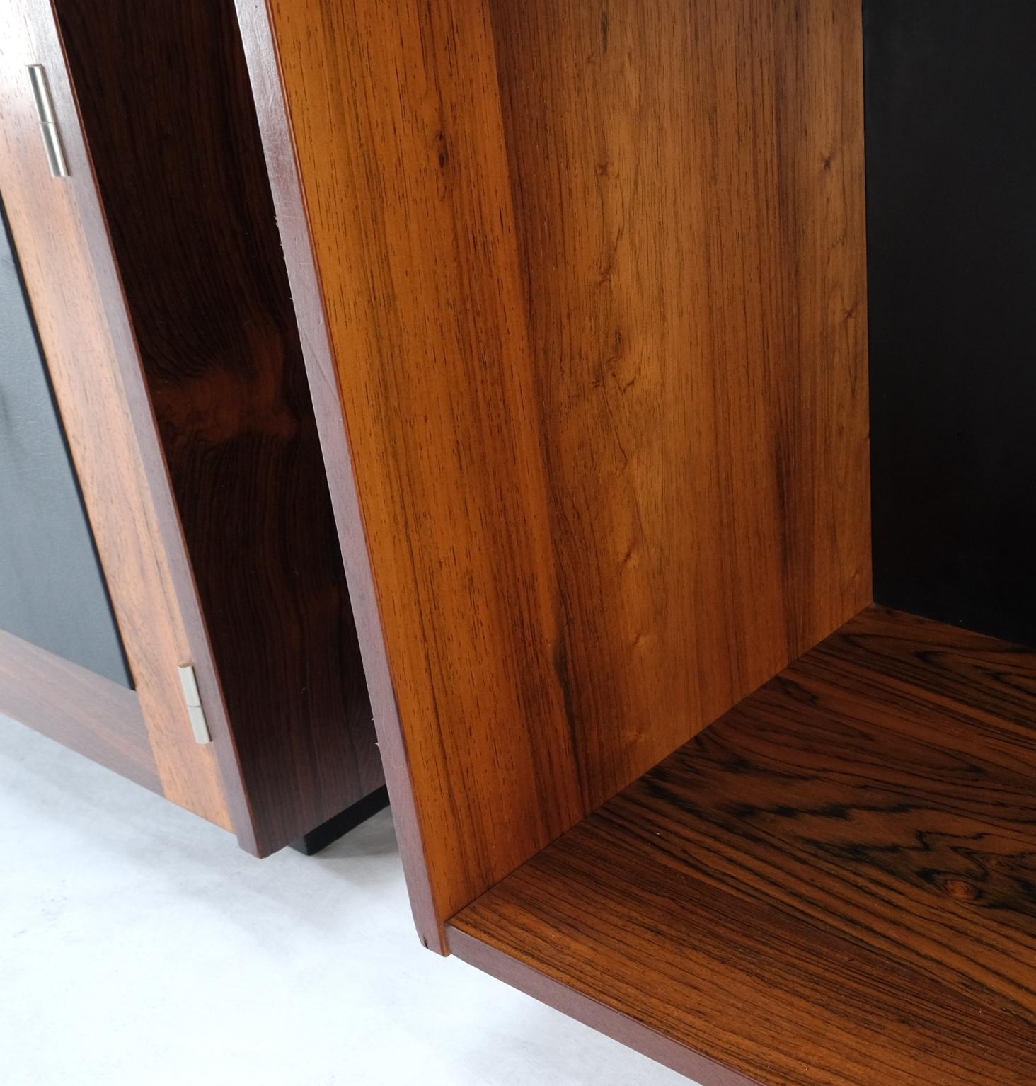 Paire de tables de nuit à une porte profonde en bois de rose, tables d'appoint ou bouts de bibliothèque MINT en vente 1