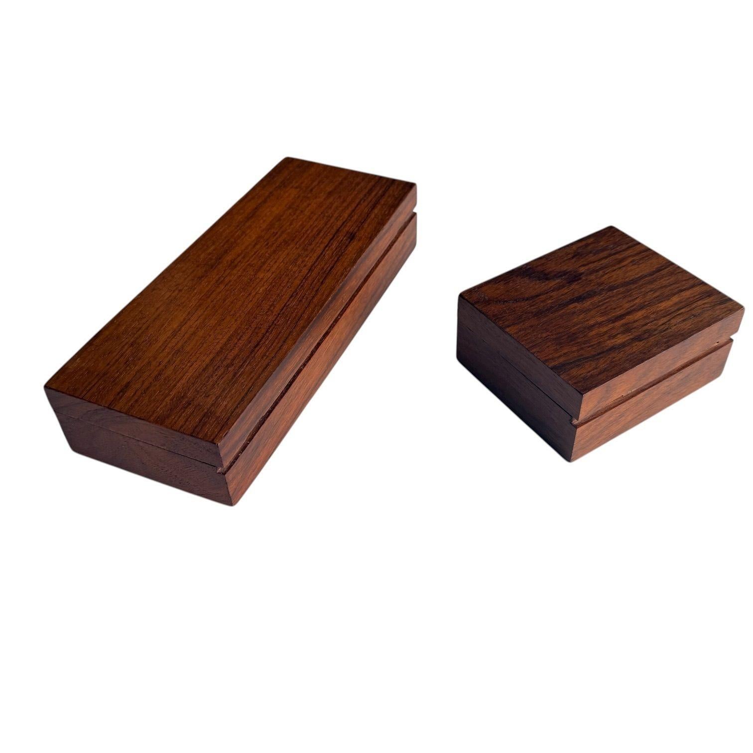 Paire de commodes en bois de rose avec couvercles, 1960 Bon état - En vente à Chicago, IL