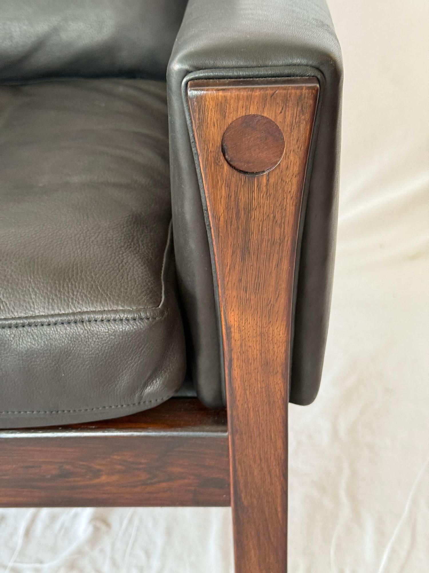 Pair of Rosewood Hans Wegner AP 62 Lounge Chairs In Excellent Condition In Los Angeles, CA