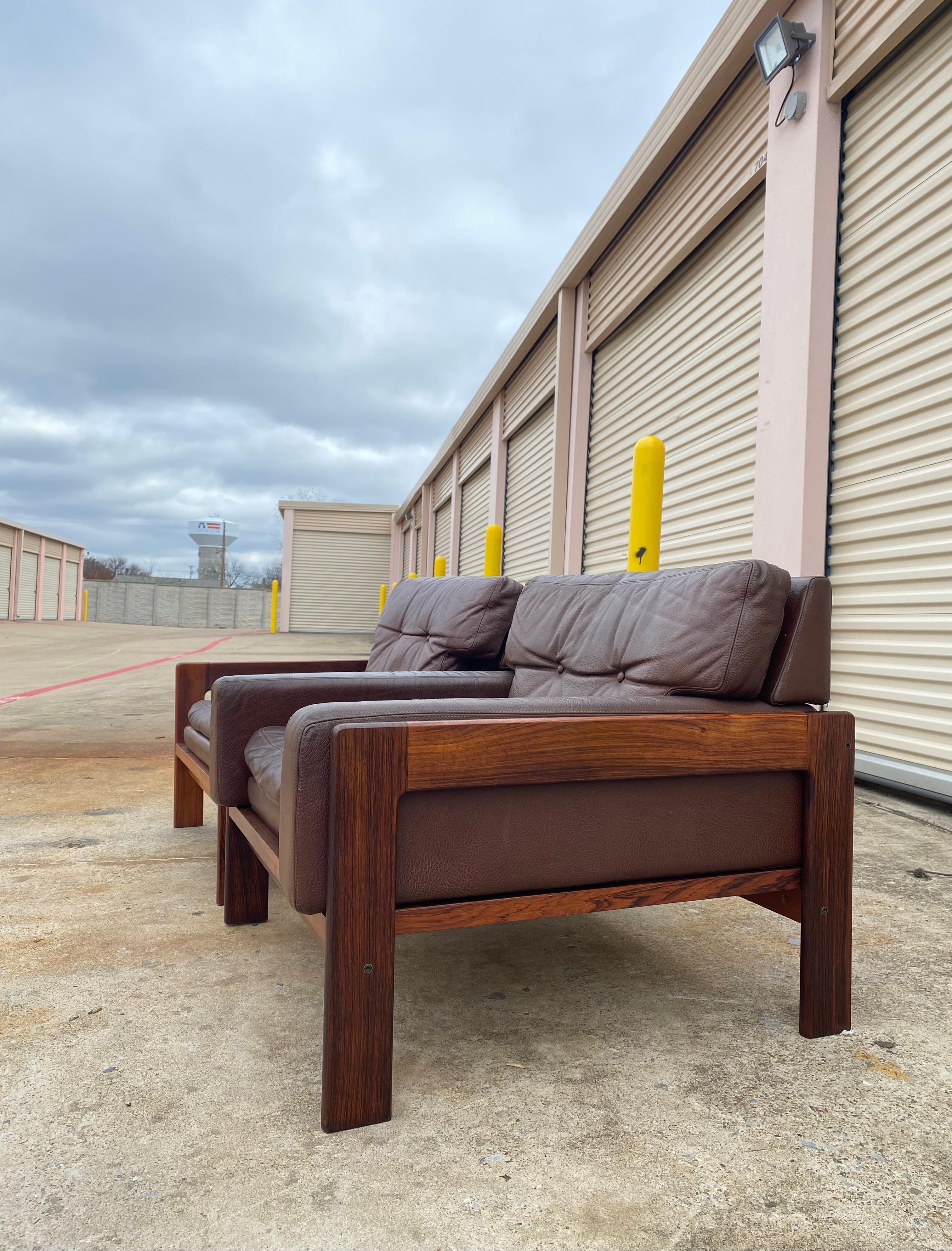 Mid-Century Modern Paire de chaises longues en bois de rose et cuir (Henry Walter (h.w.) Klein pour Bramin en vente