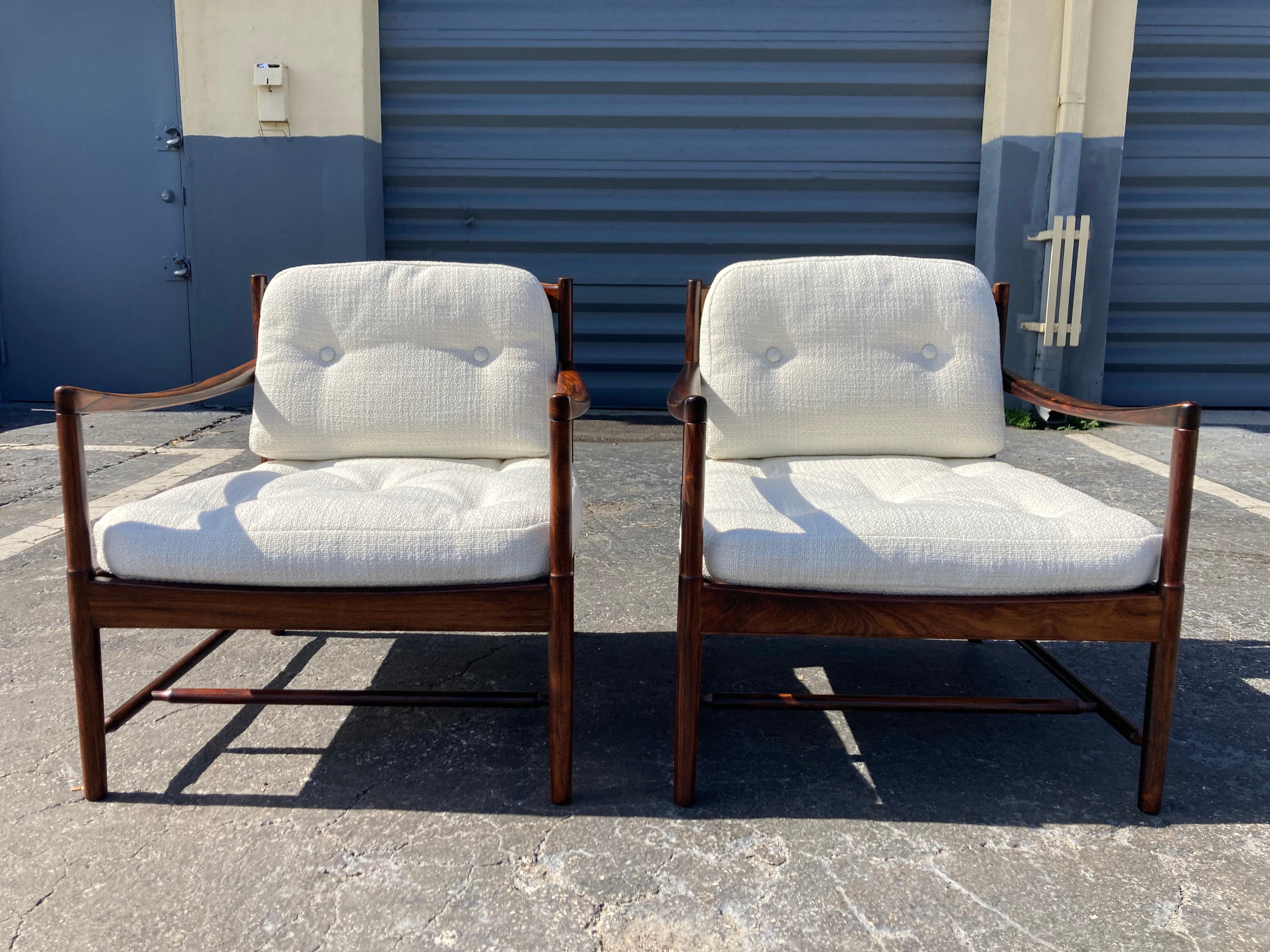 Paire de chaises longues danoises modernes attribuées à Kofod Larsen en vente 10