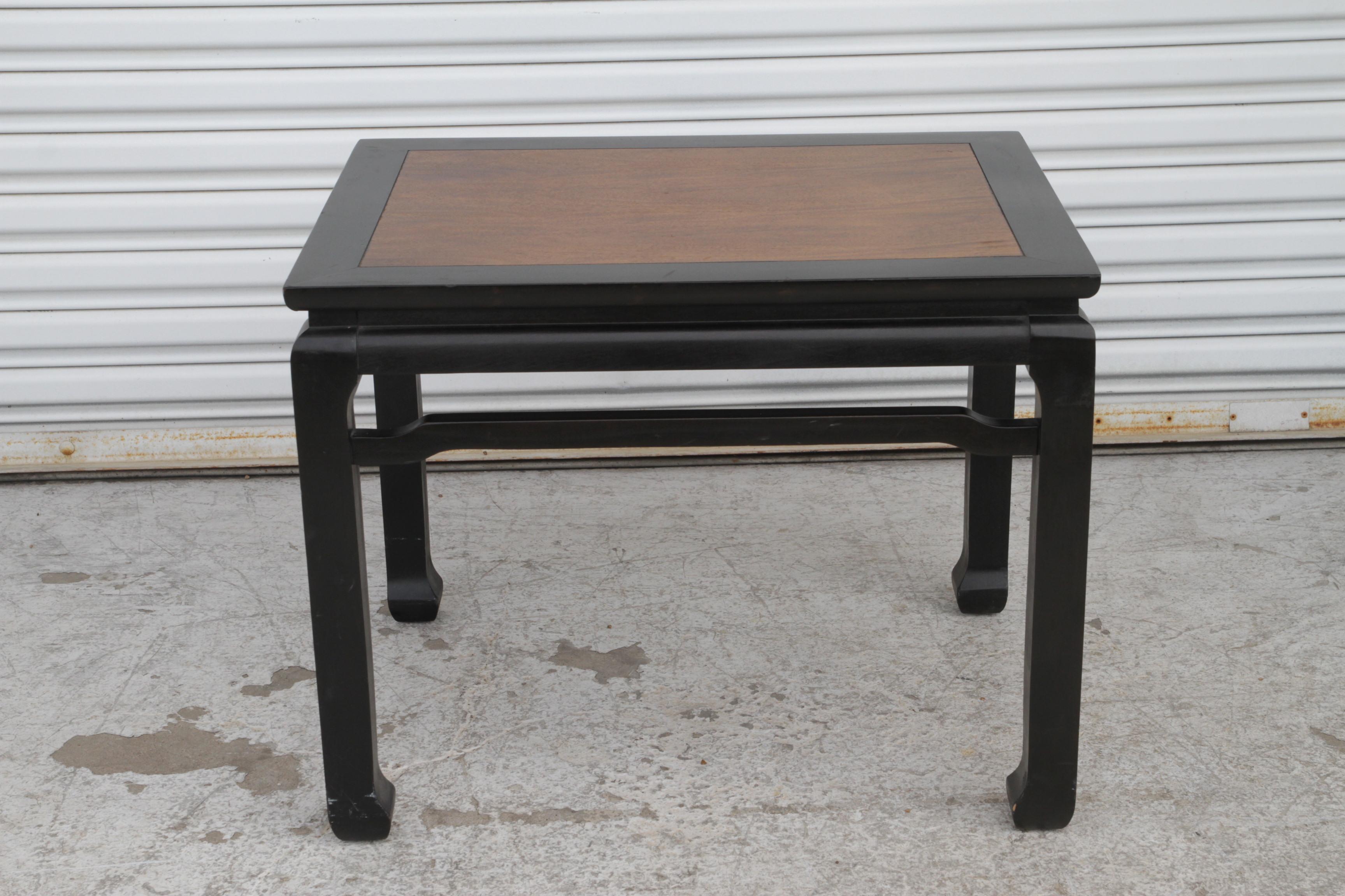 Pair of Walnut and Black Lacquer Chin Hua End Tables with Ming Style Legs In Good Condition For Sale In Pasadena, TX