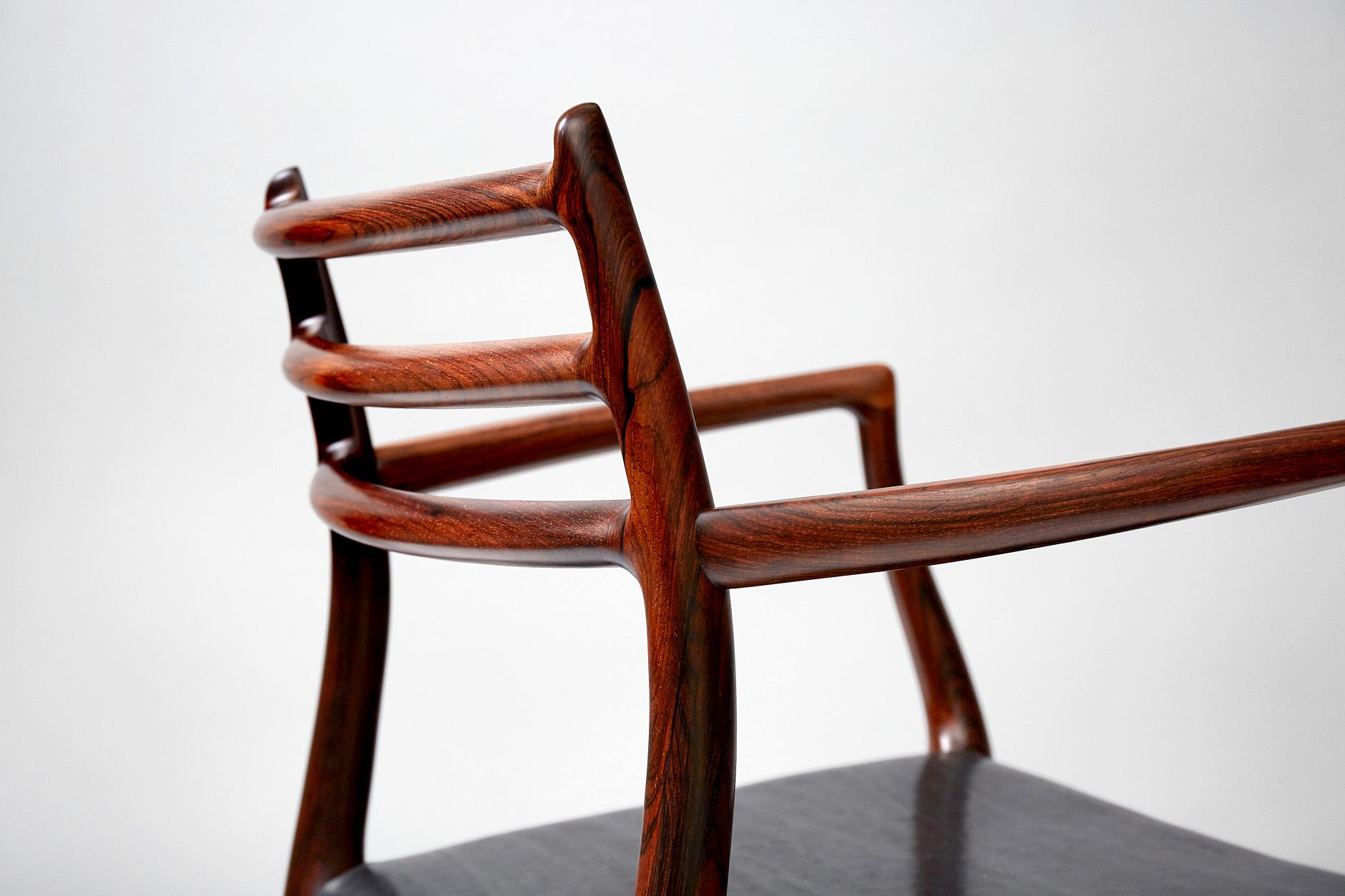 Paire de fauteuils en bois de rose modèle 62 par Niels Moller, 1962 Excellent état - En vente à London, GB