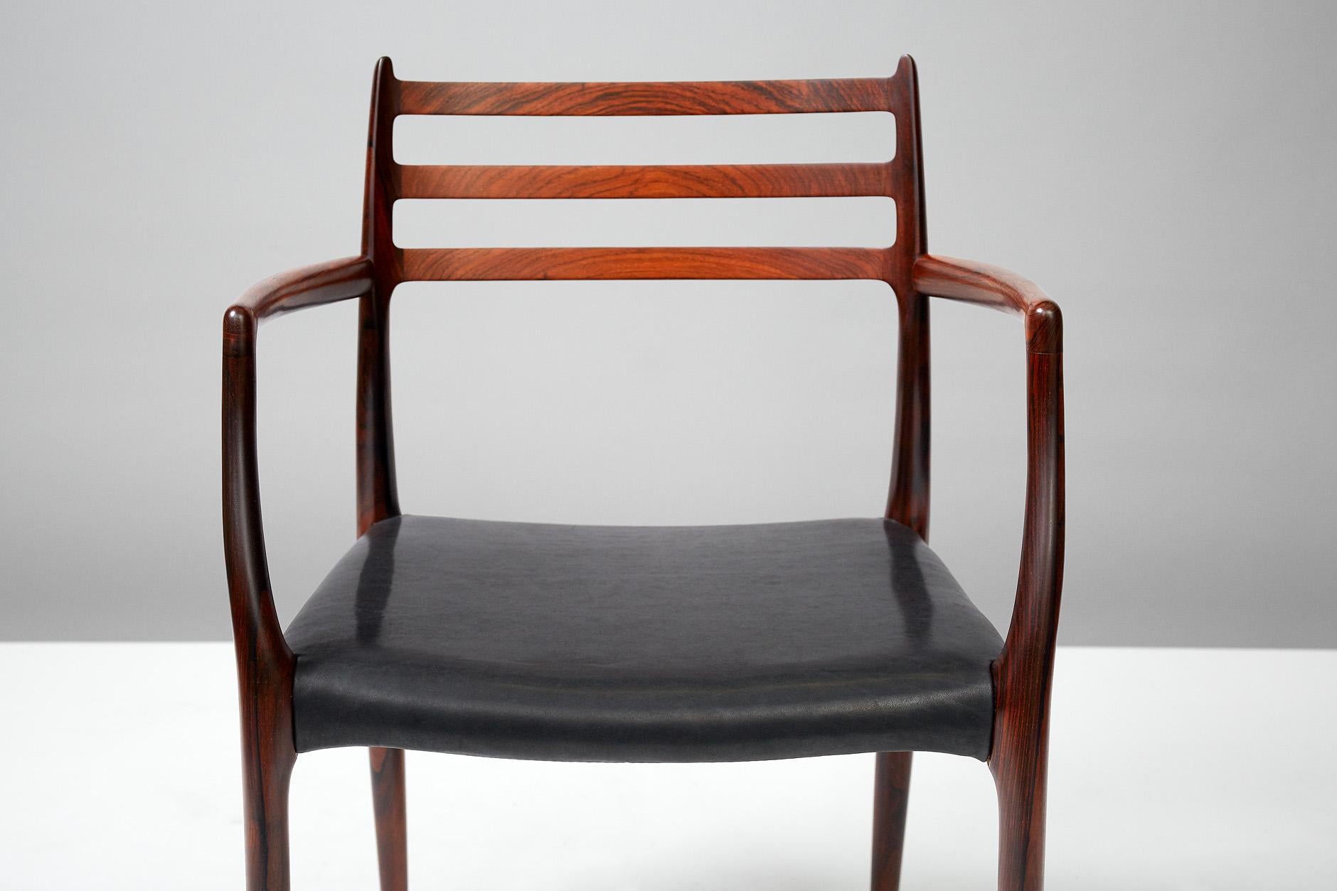 Cuir Paire de fauteuils en bois de rose modèle 62 par Niels Moller, 1962 en vente