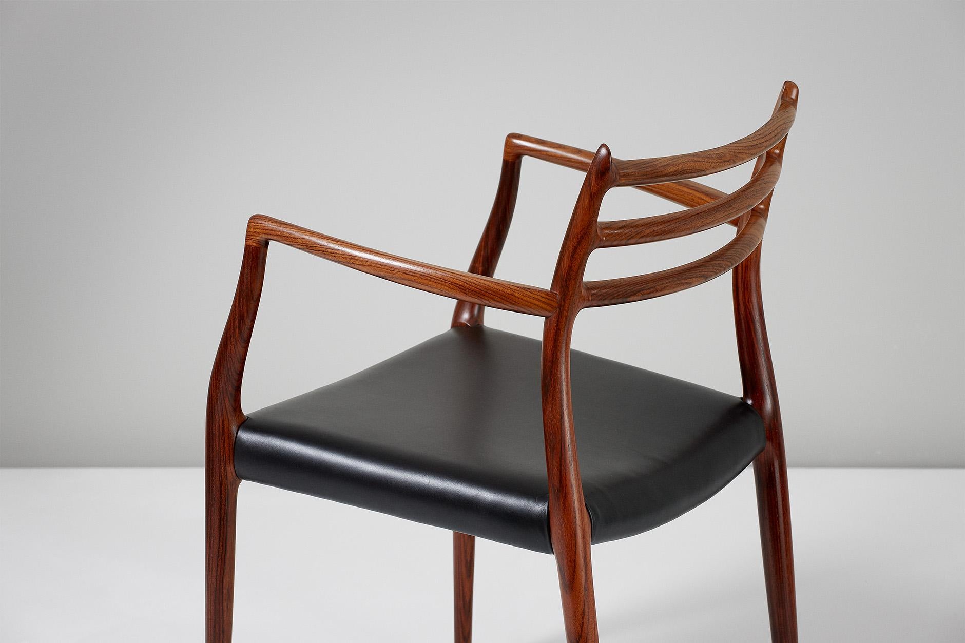 Paire de fauteuils en bois de rose modèle 62 par Niels Moller, 1962 en vente 2