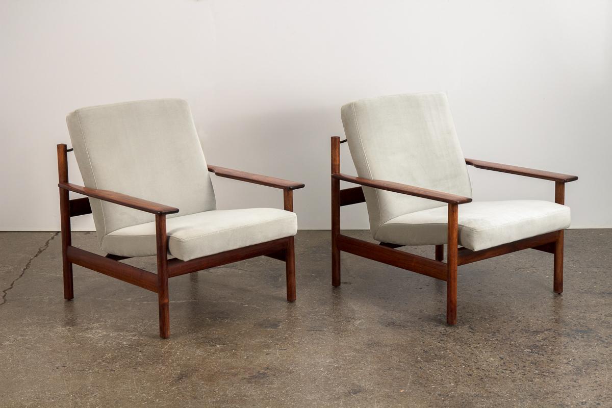 Pair of Rosewood Modern Lounge Chairs In Good Condition In Brooklyn, NY