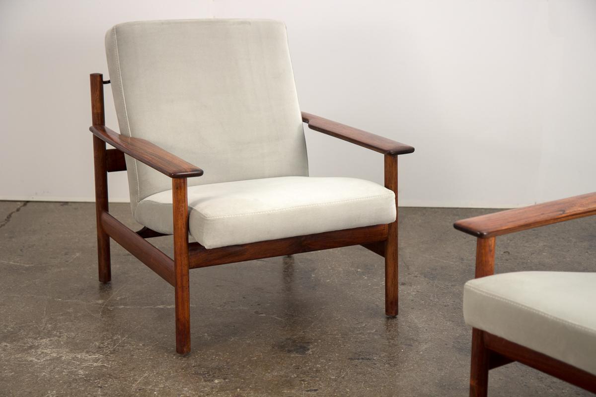Pair of Rosewood Modern Lounge Chairs 1