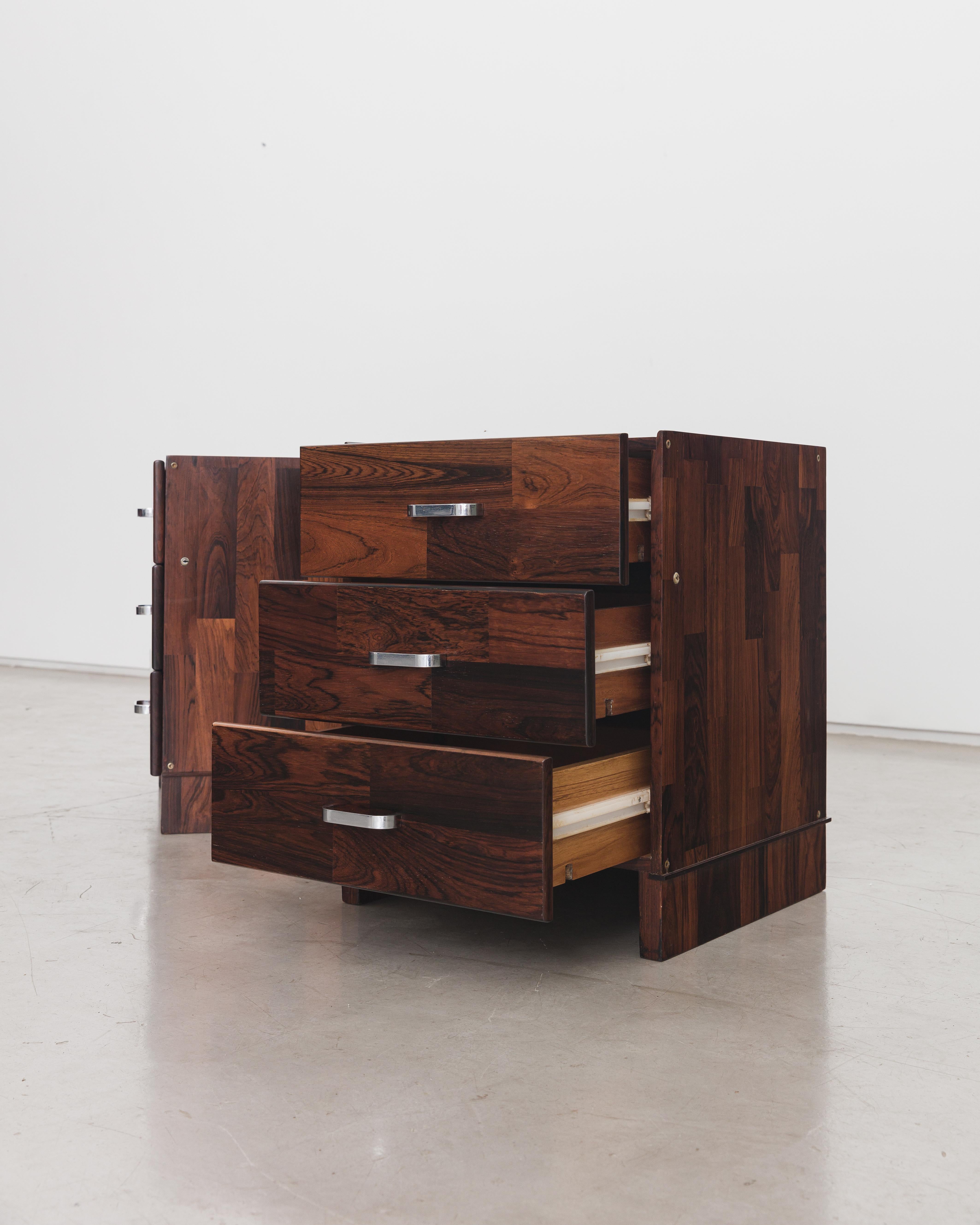 Mid-Century Modern Paire de tables de nuit en bois de rose conçues par Jorge Zalszupin, design brésilien en vente