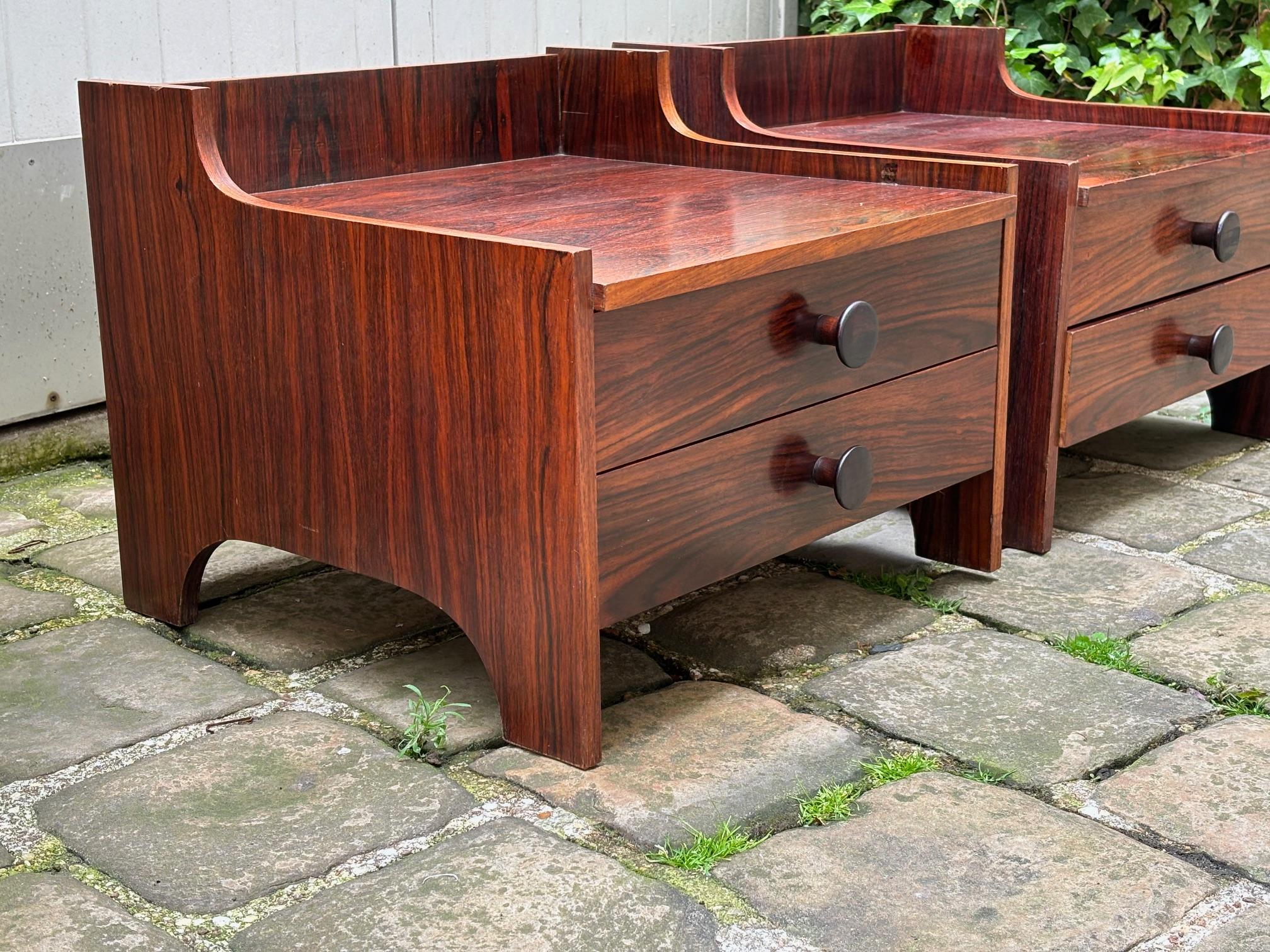 Mid-Century Modern Pair of Rosewood nightstands For Sale