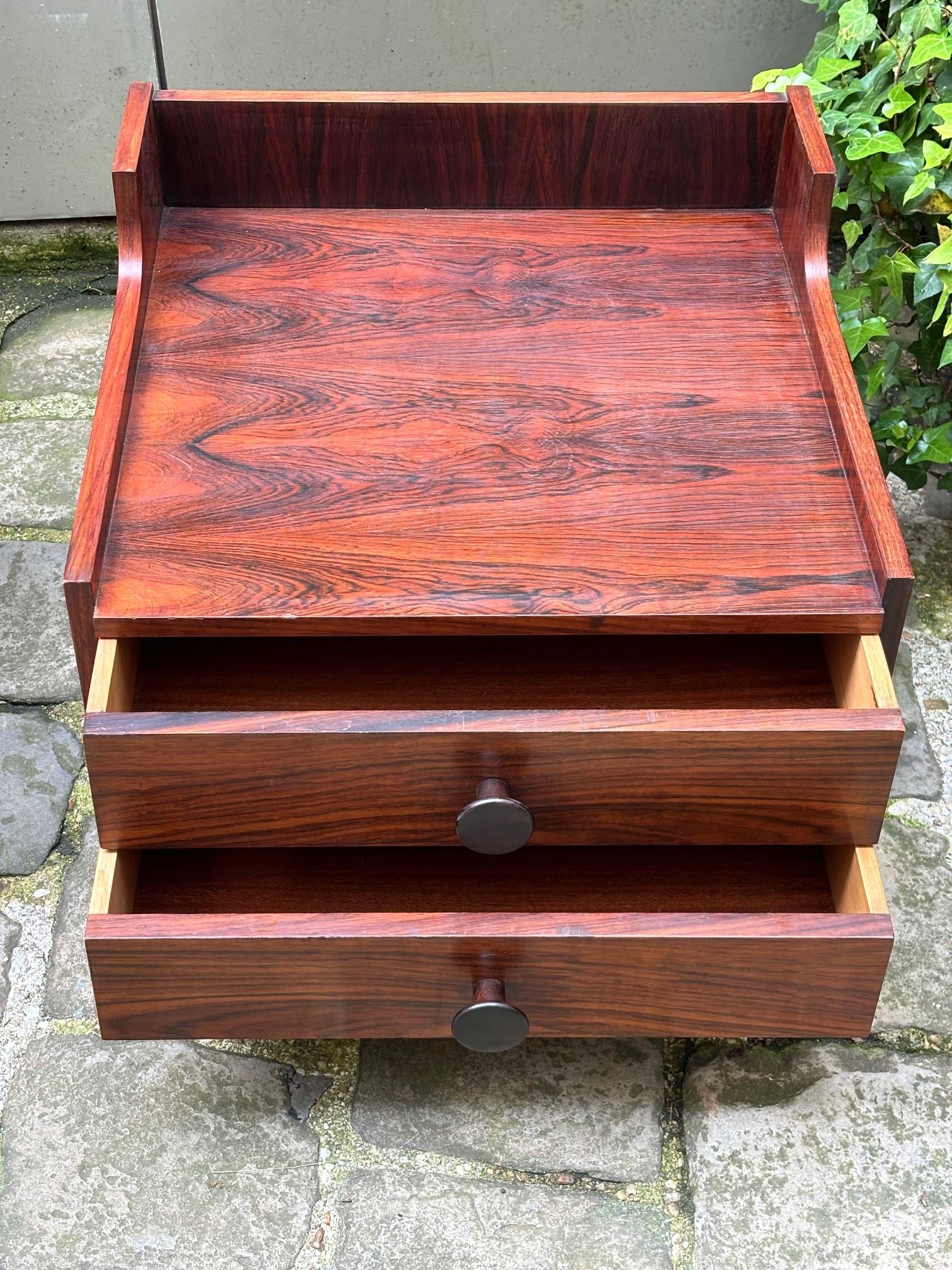 Italian Pair of Rosewood nightstands For Sale