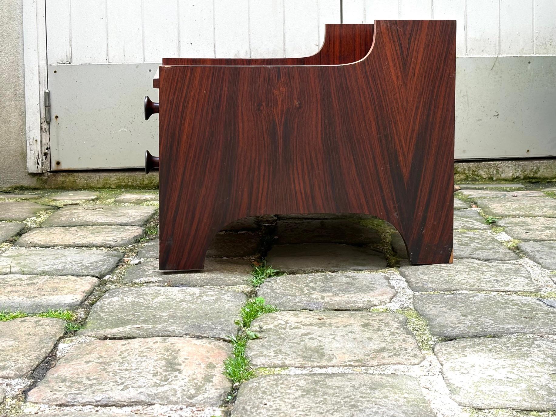 Pair of Rosewood nightstands In Good Condition For Sale In PARIS, FR