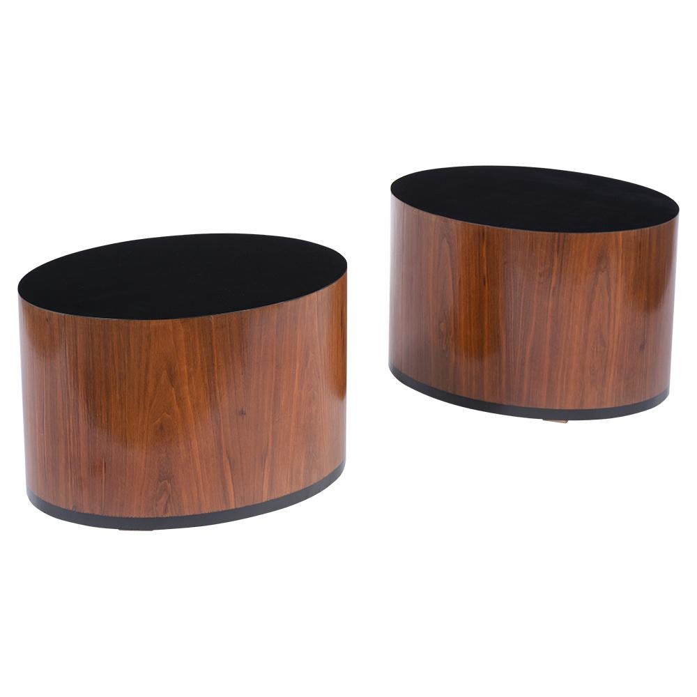 An eye-catching pair of Mid Century Rosewood Pedestal tables with a sleek oval pedestal design and features a newly mahogany & ebonized color combination with a lacquered finish. The base is covered in beautiful rosewood veneers and laminated top.